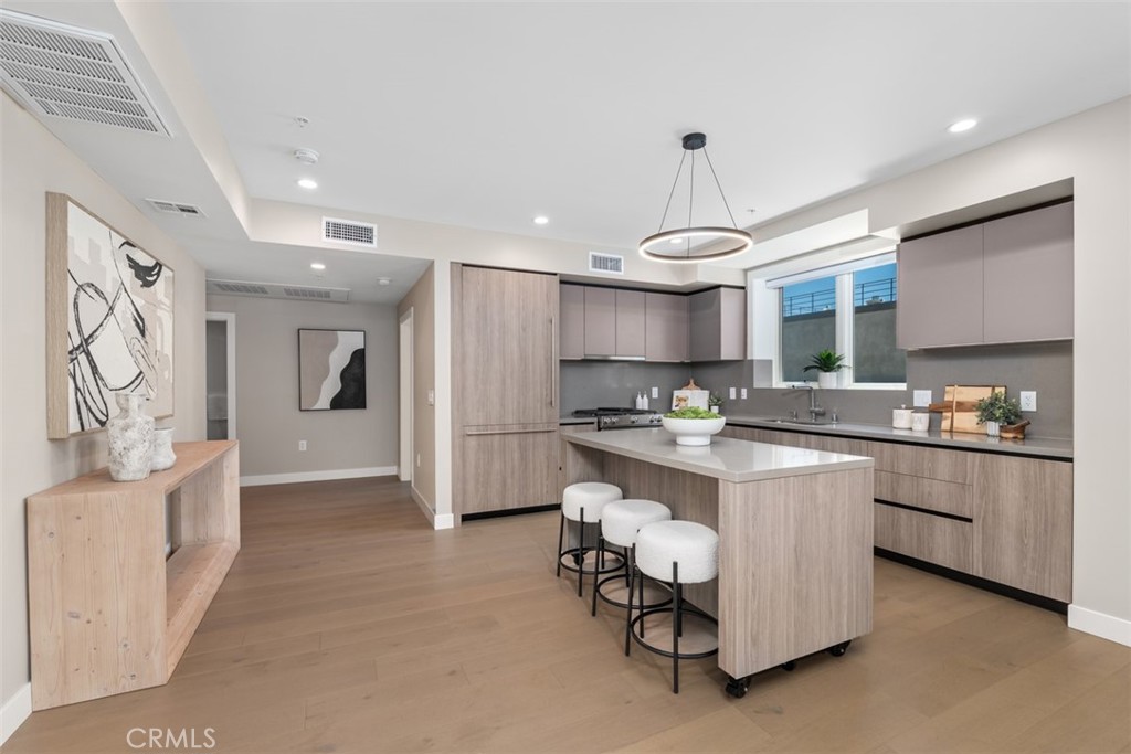 39 S Los Robles Avenue 6020