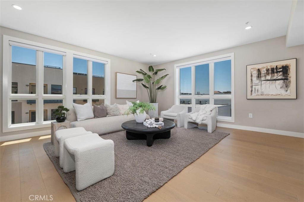 39 S Los Robles Avenue 6020
