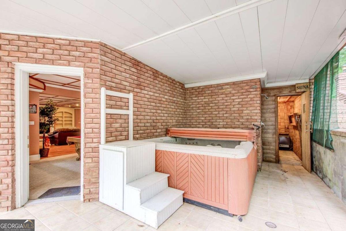 1350 Whitley Road