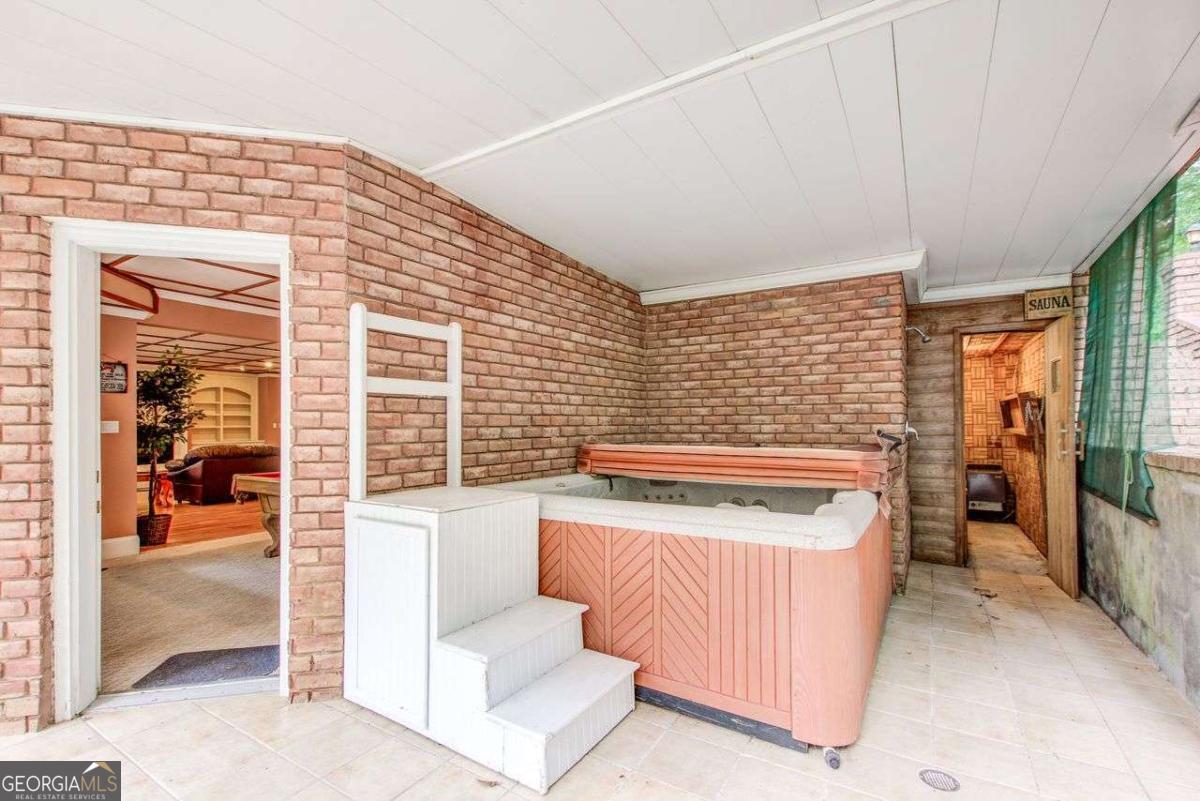 1350 Whitley Road
