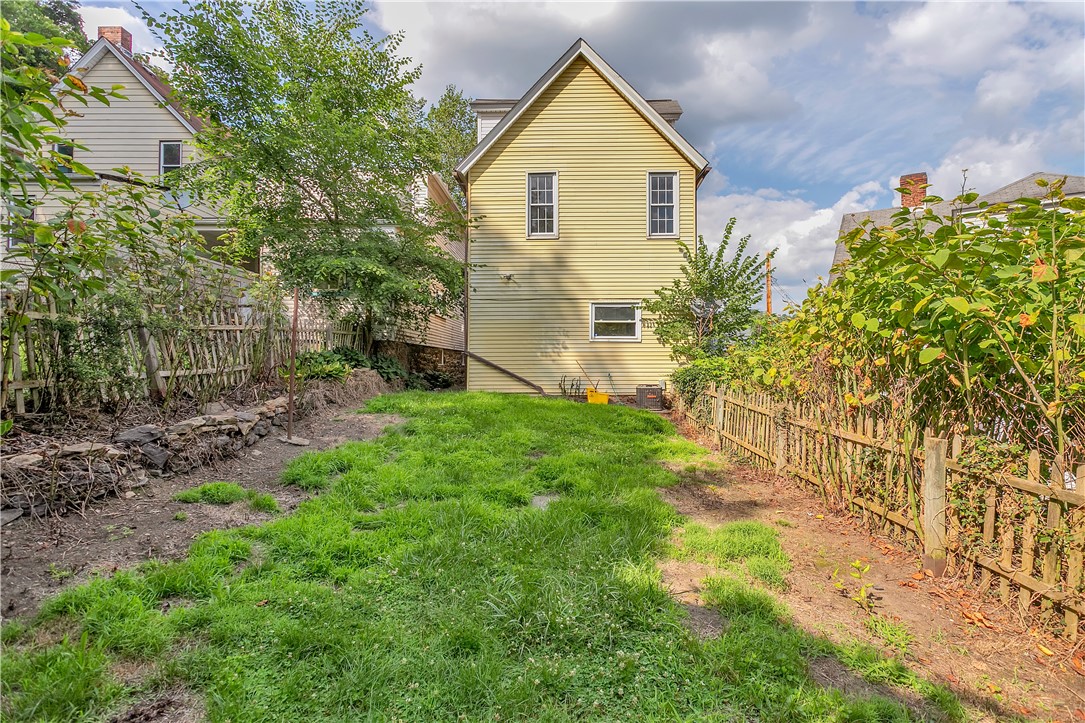 215 Short St