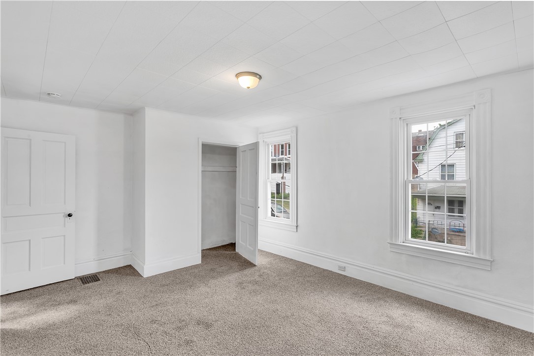 215 Short St