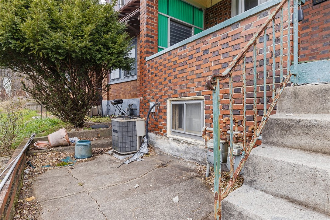 1024 Blackadore St