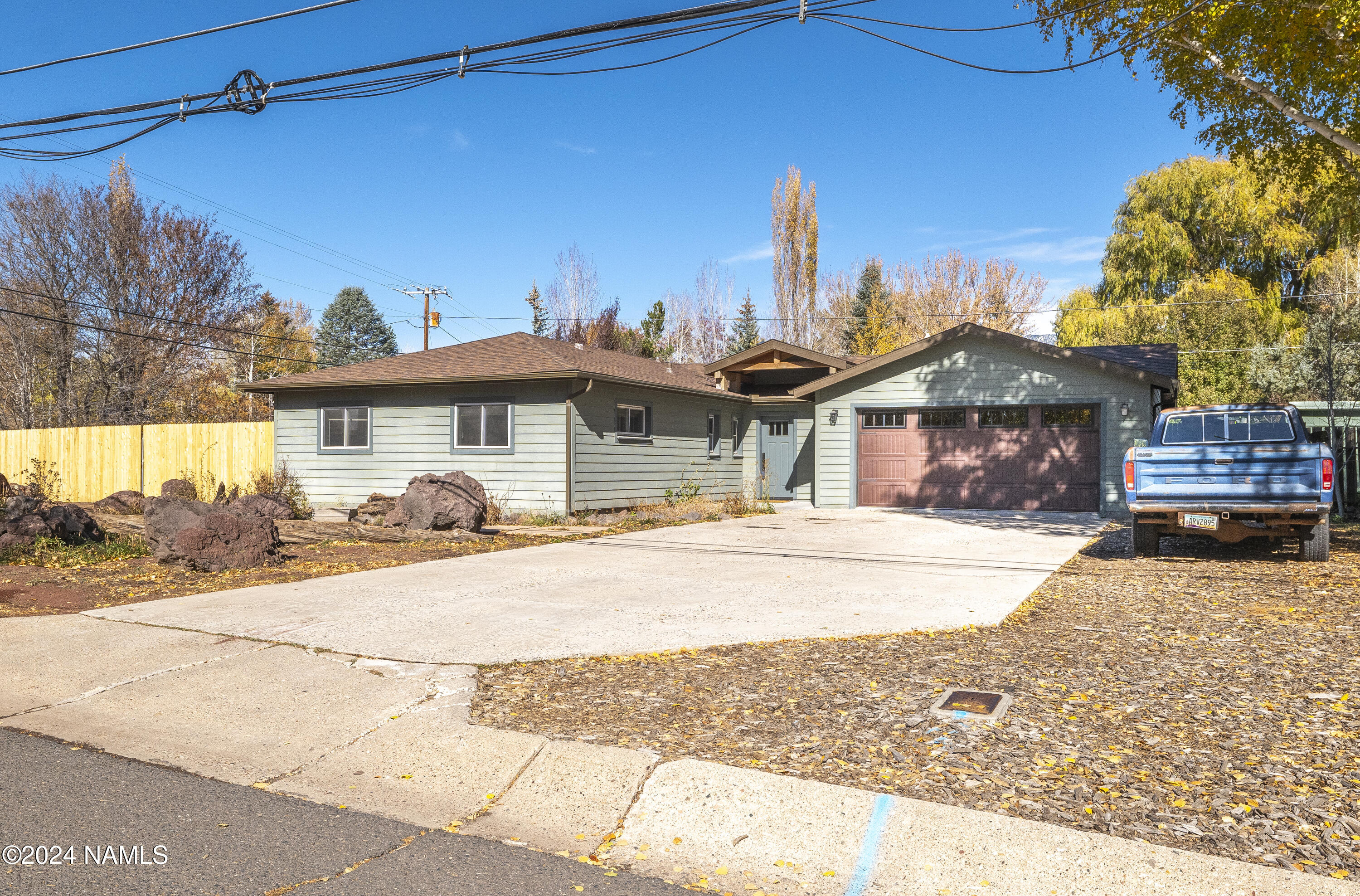 920 W Meade Lane
