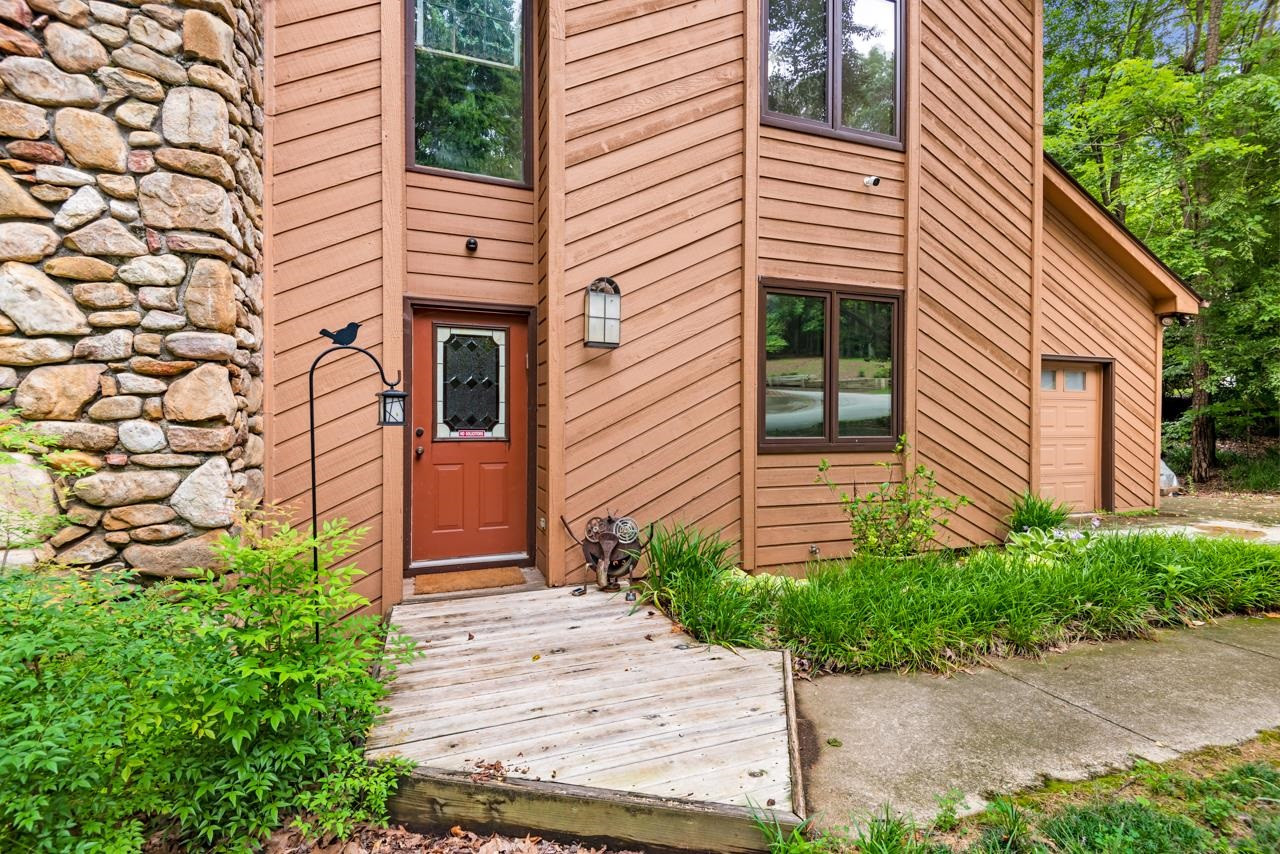 7104 Valley Lake Drive