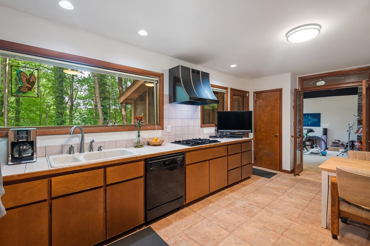 7104 Valley Lake Drive