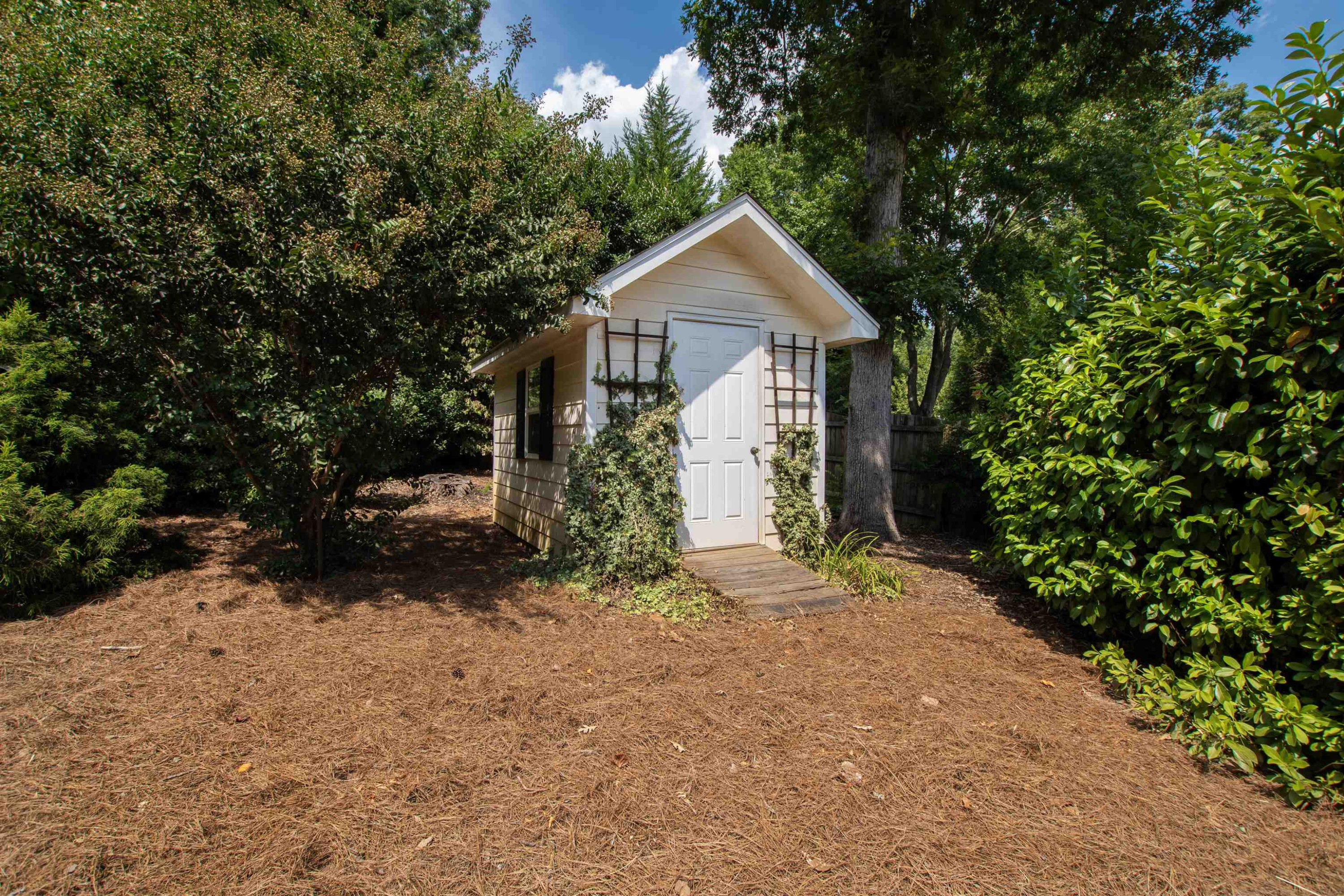 4013 English Laurel Lane