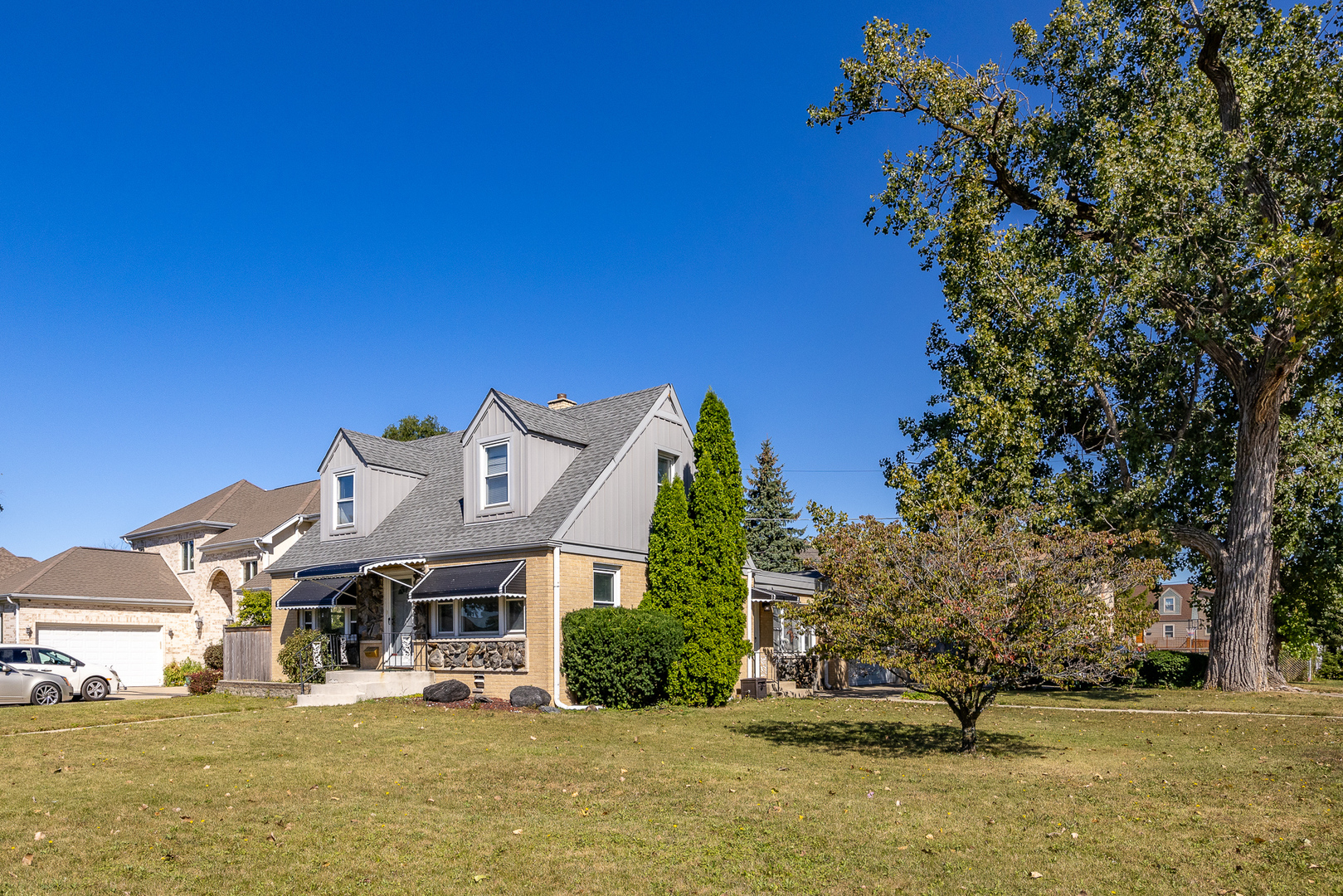 8260 W Ainslie Street