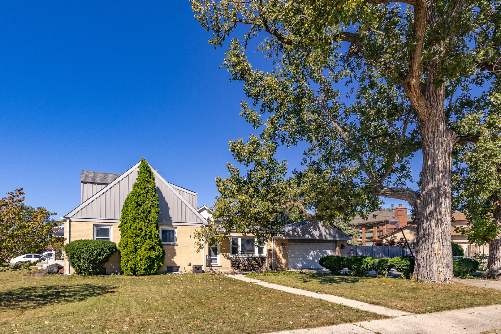 8260 W Ainslie Street