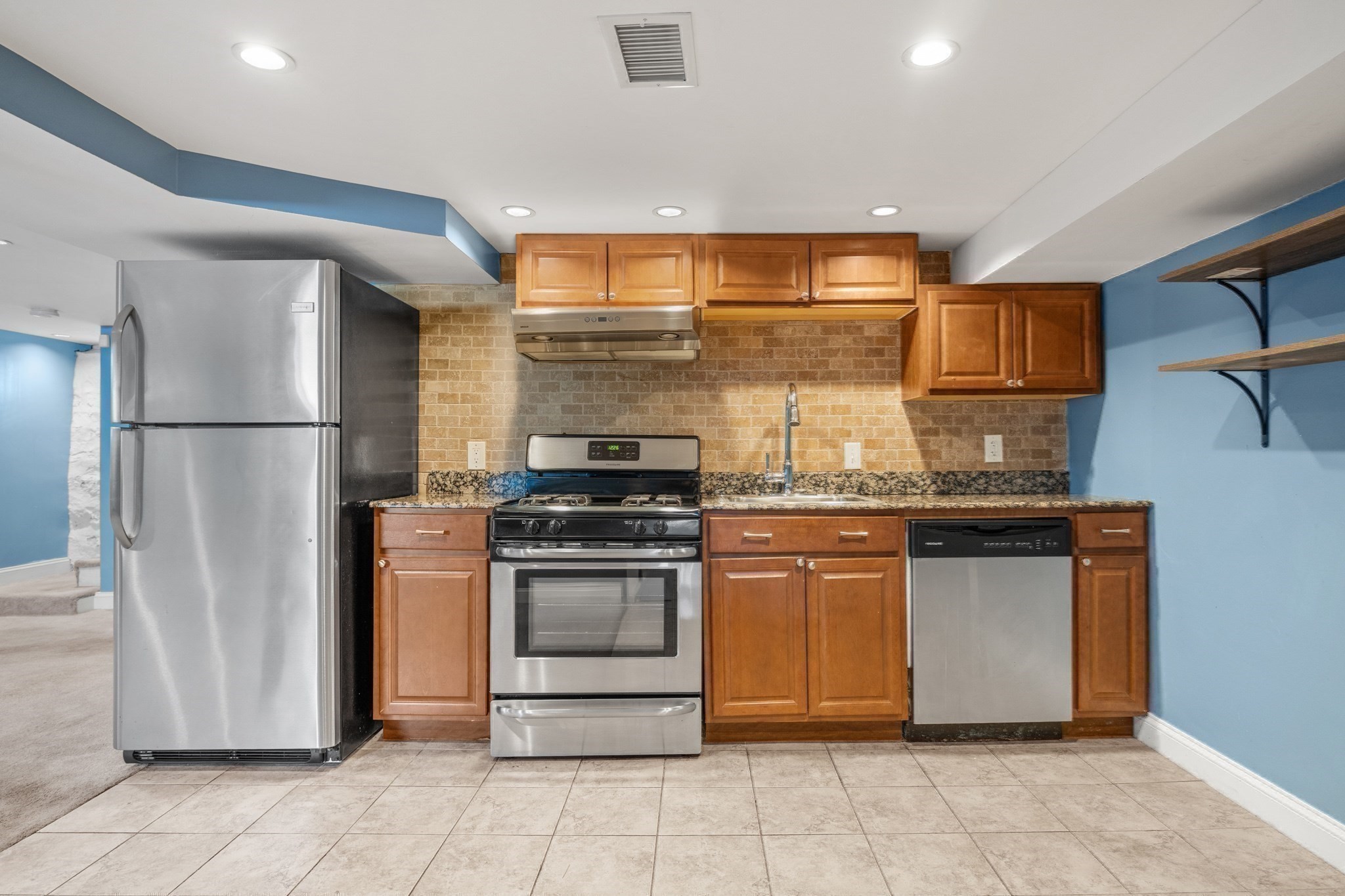 102 Hall Pl