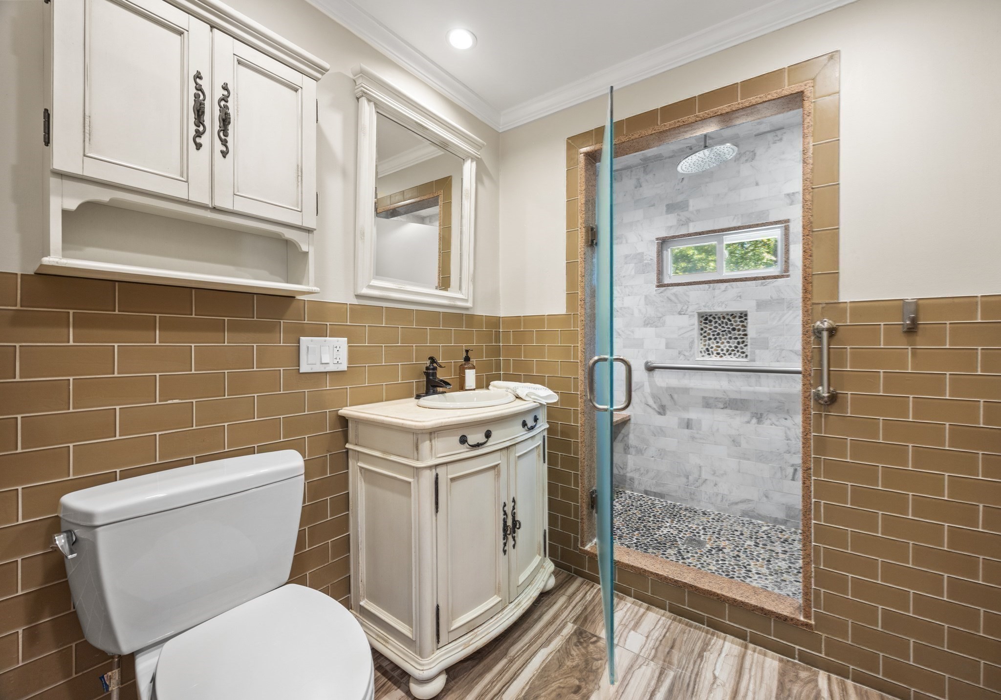 102 Hall Pl