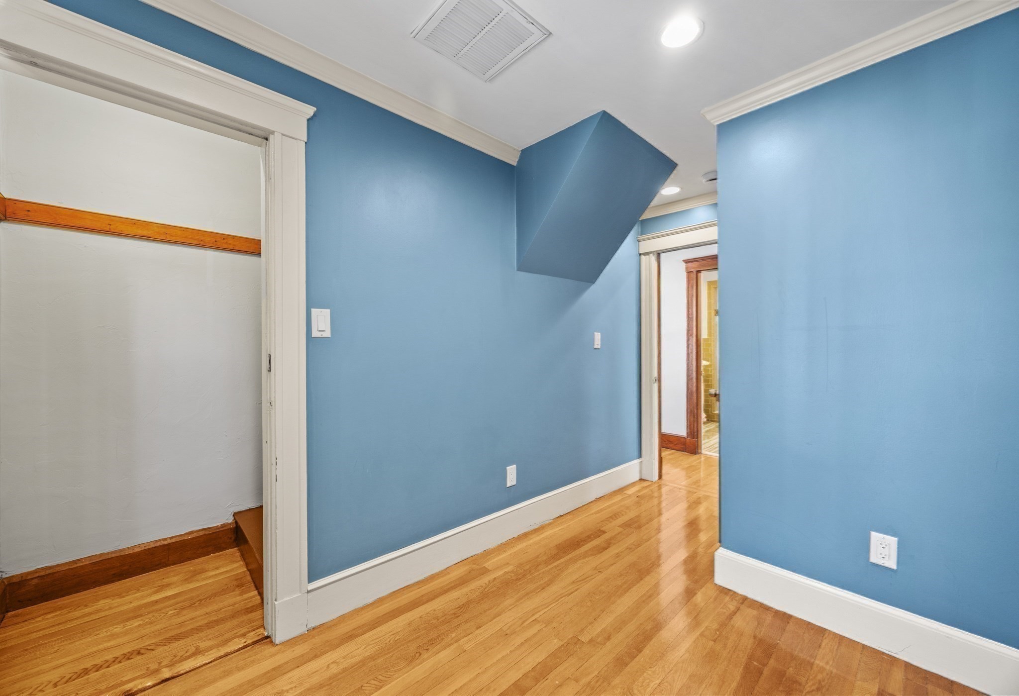 102 Hall Pl