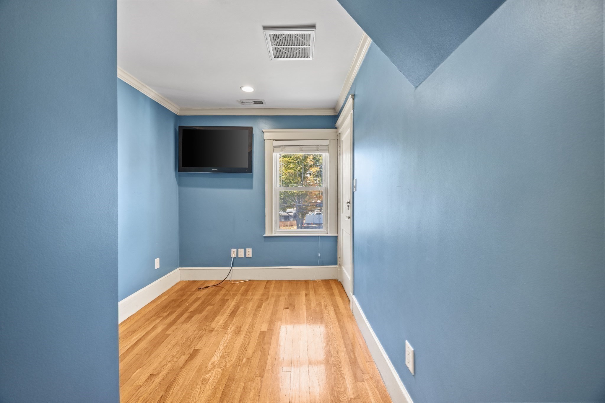 102 Hall Pl