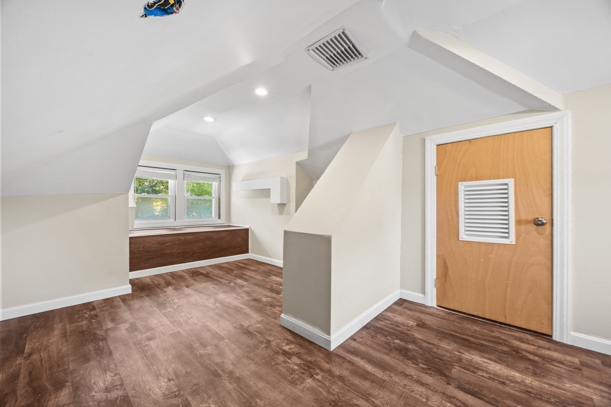 102 Hall Pl