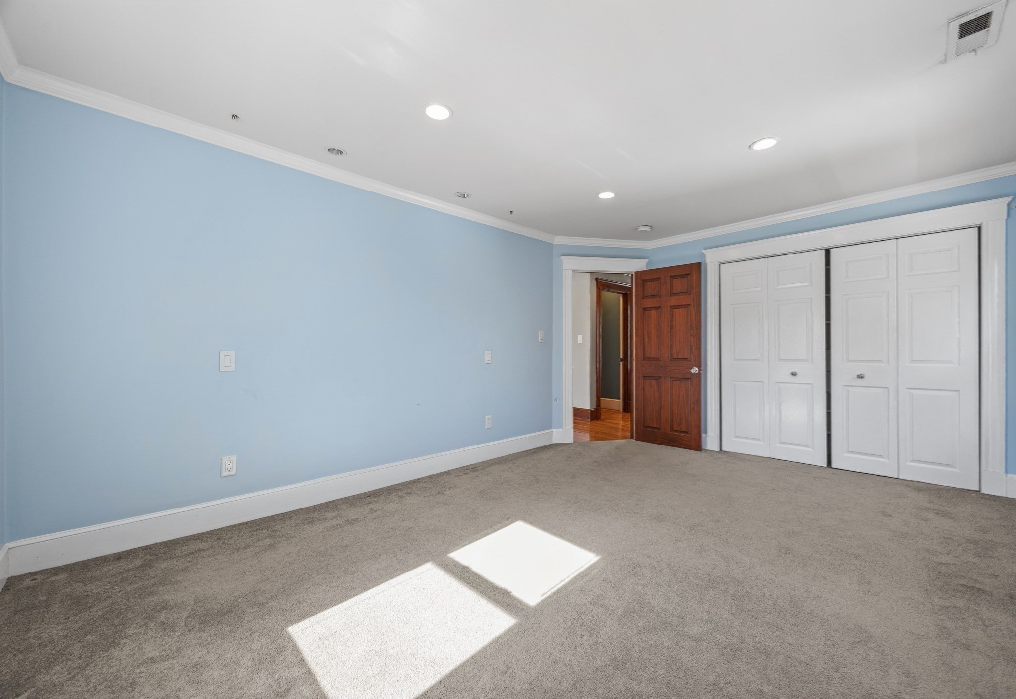 102 Hall Pl