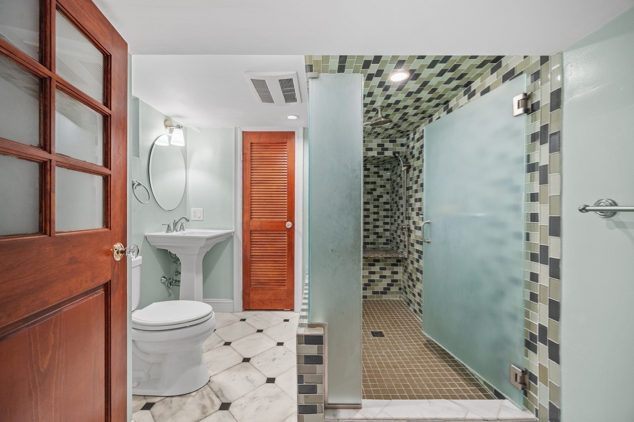 102 Hall Pl