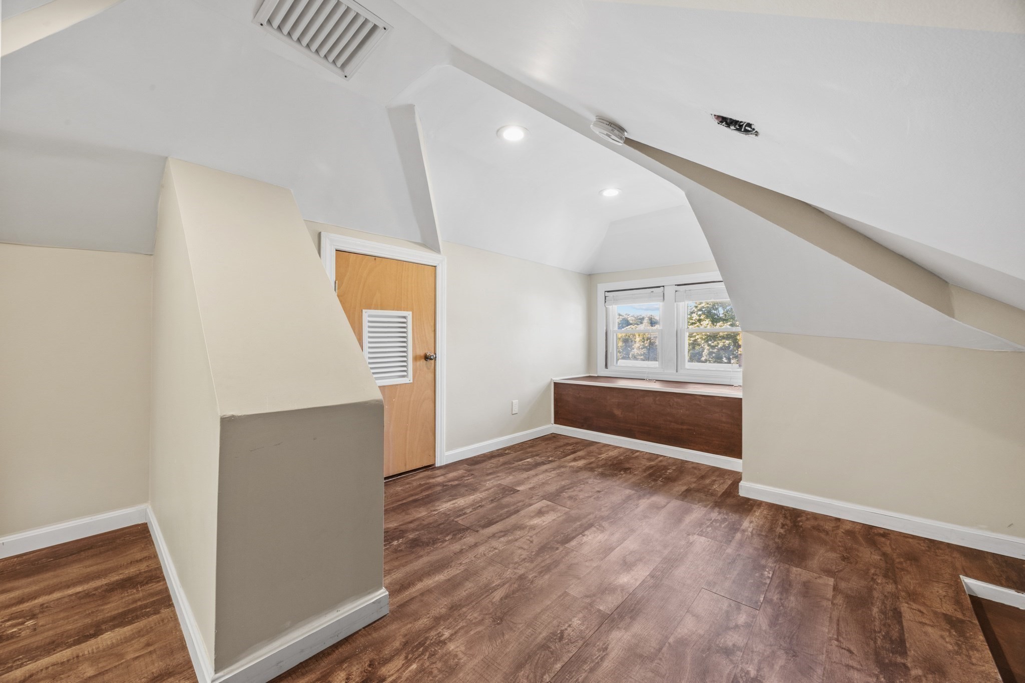102 Hall Pl