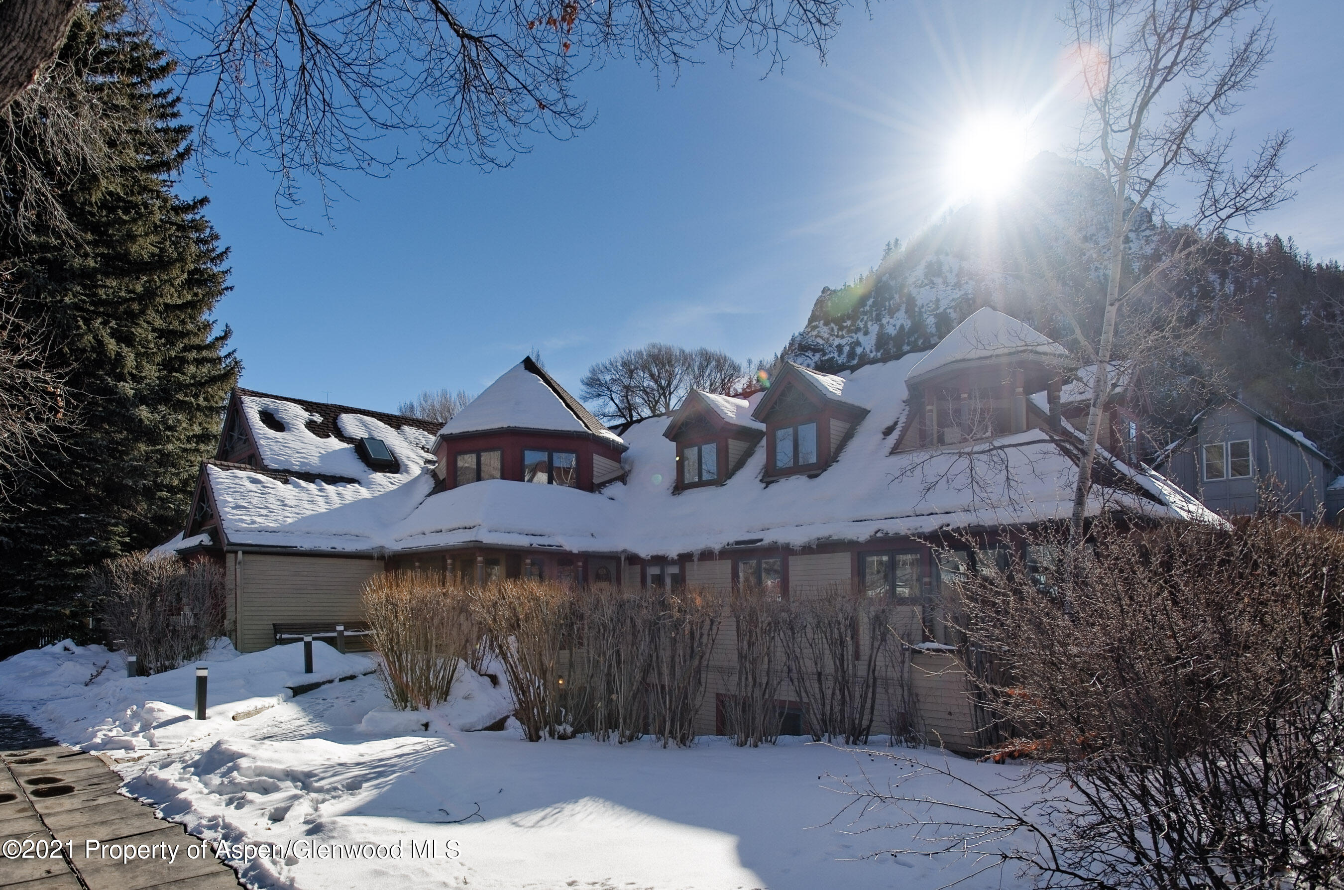 715 W Main Street, 105