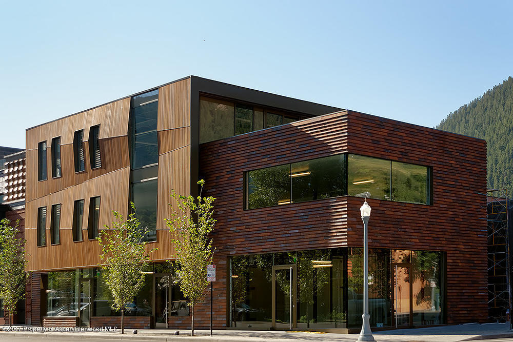 601 E Hyman Avenue, 201