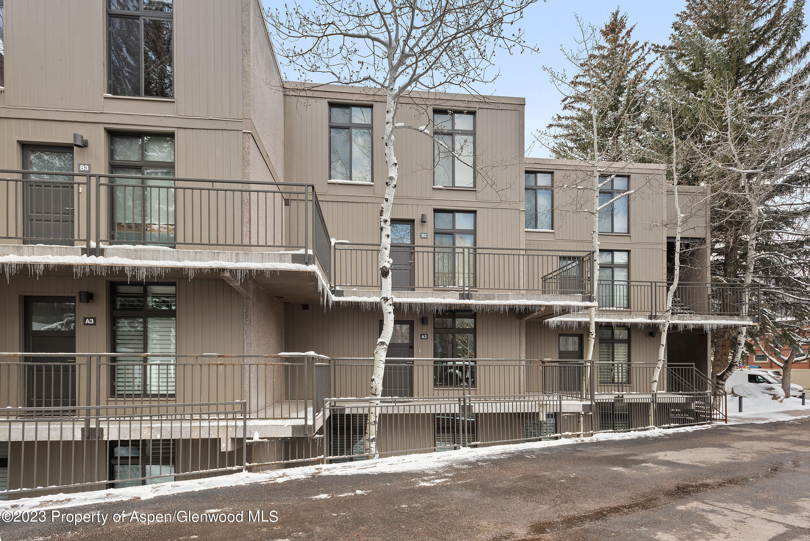 800 E Hopkins Avenue, A2