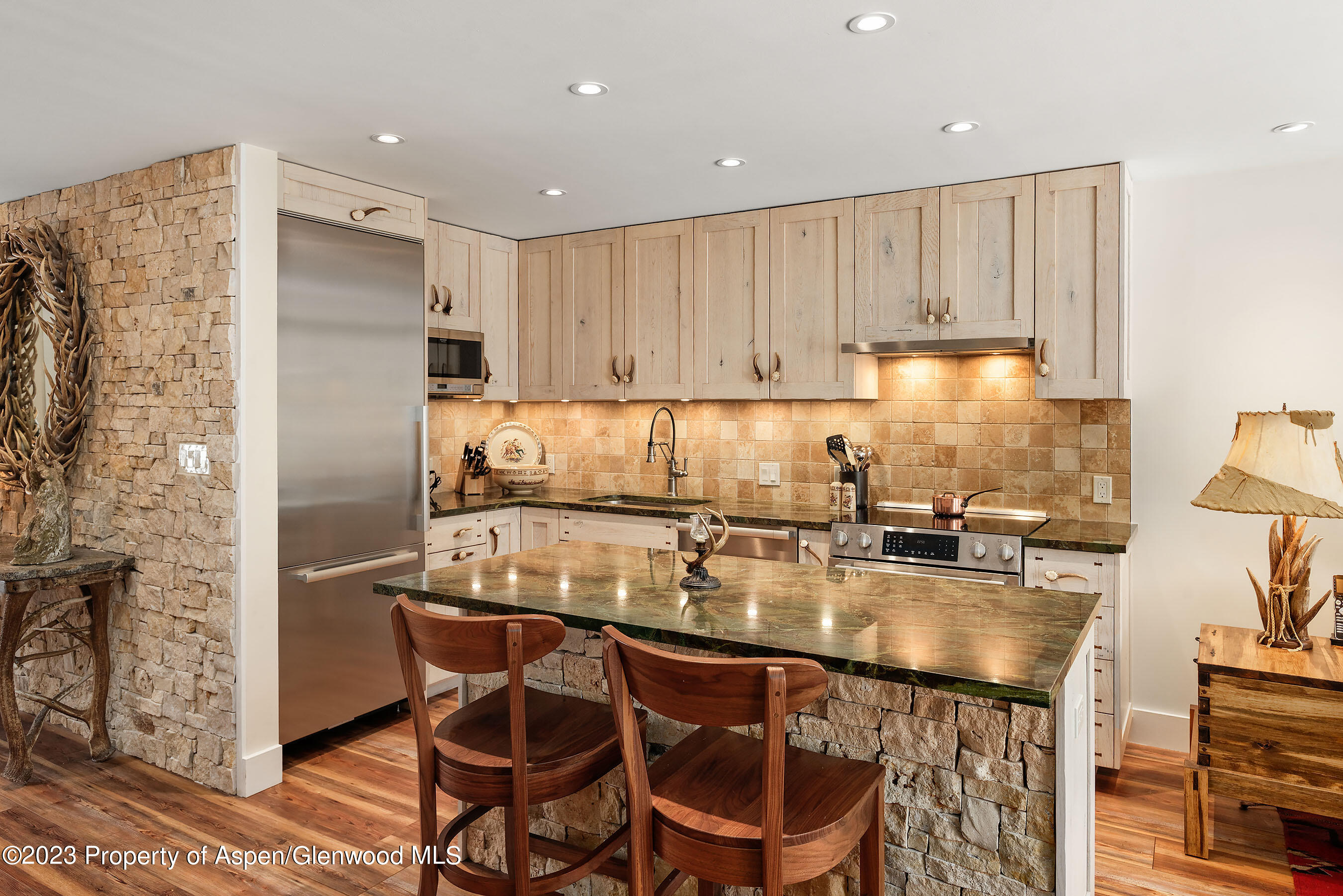 800 E Hopkins Avenue, A2