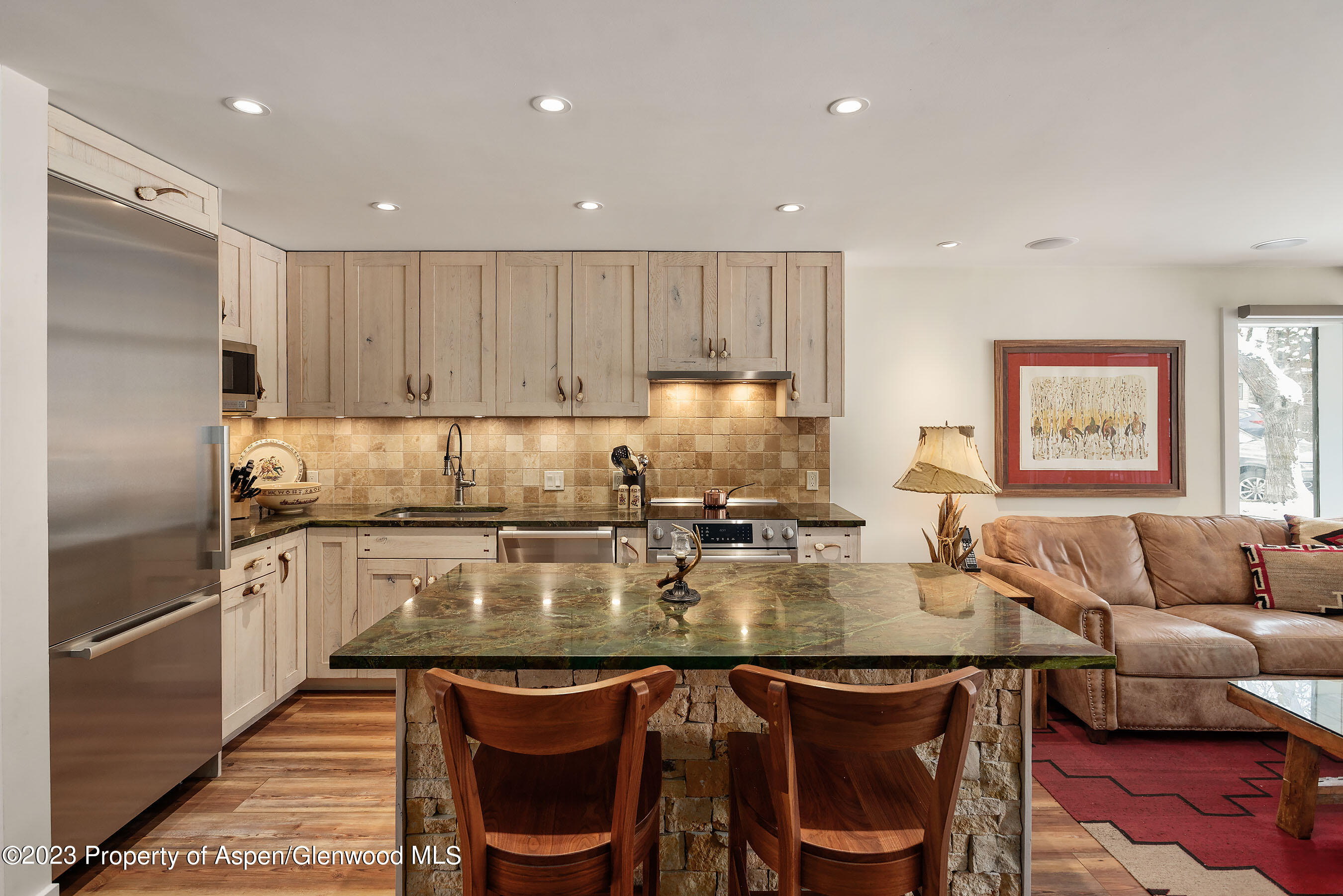 800 E Hopkins Avenue, A2