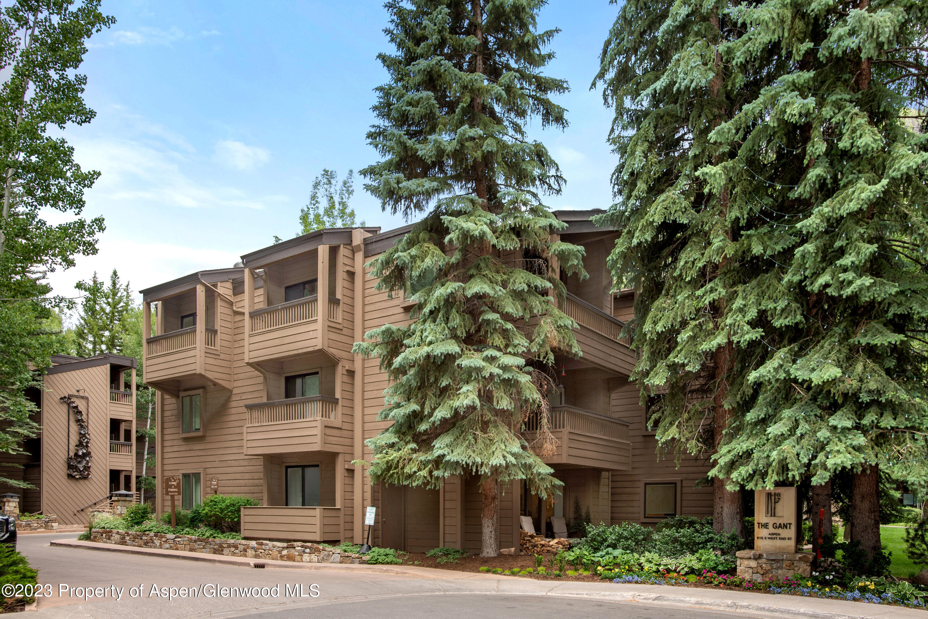 610 S West End Street, A304
