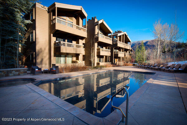 610 S West End Street, G205