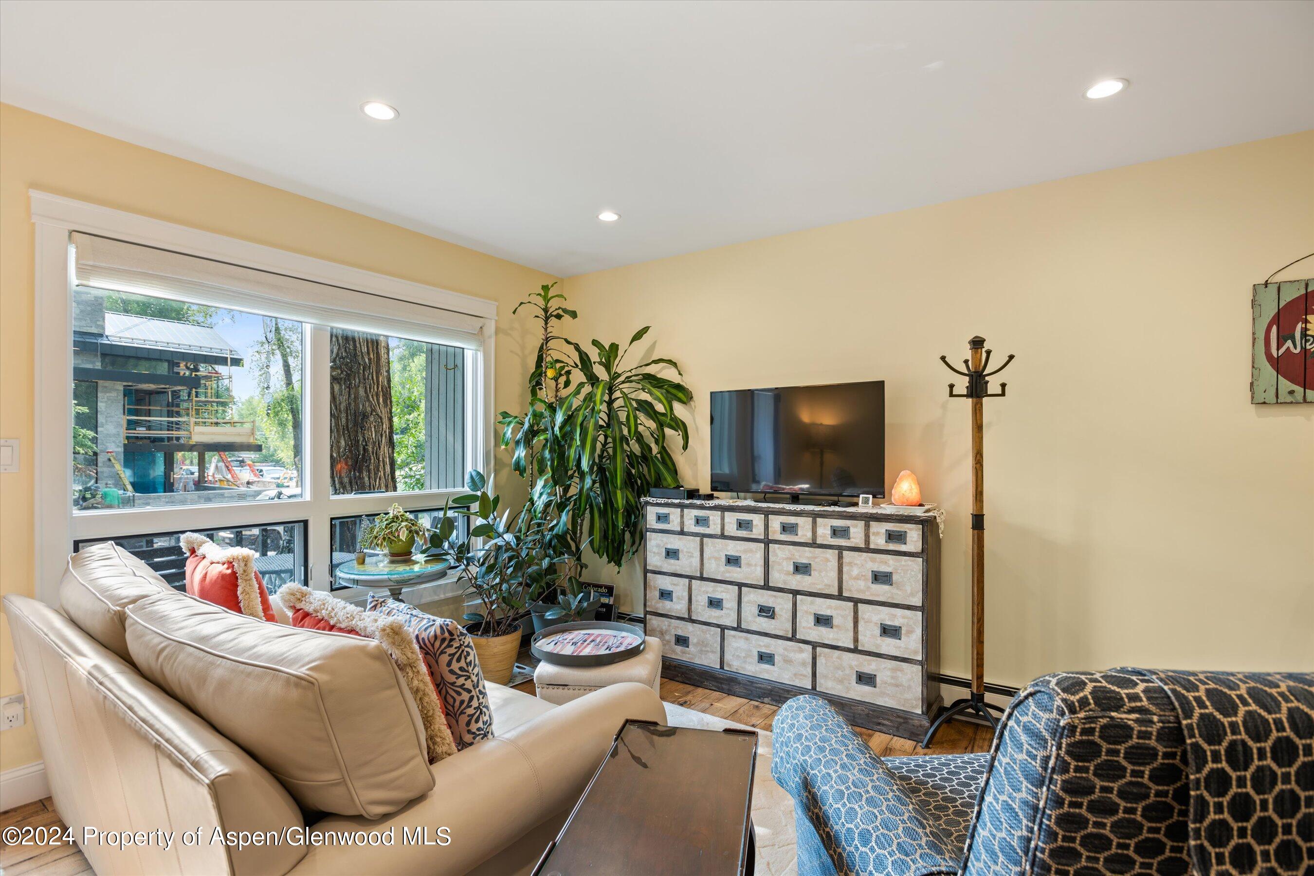700 W Hopkins Avenue, 3