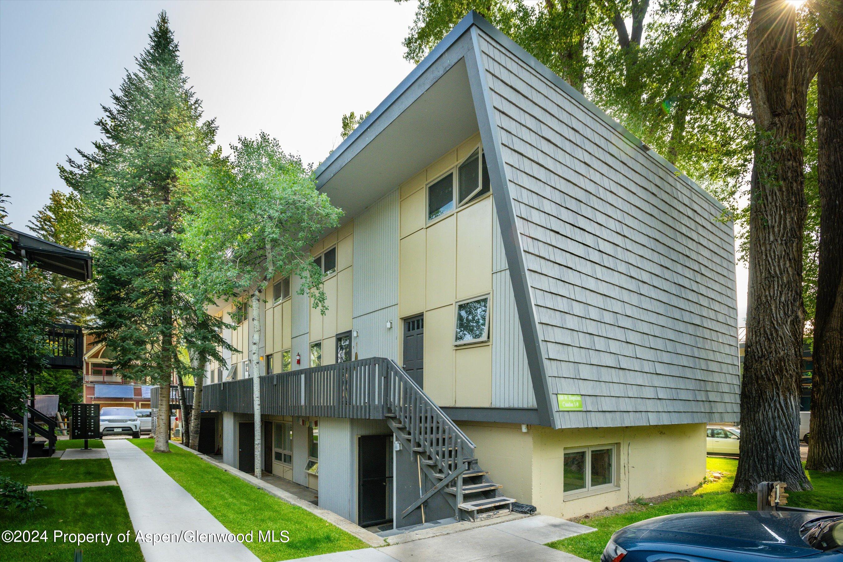 700 W Hopkins Avenue, 3