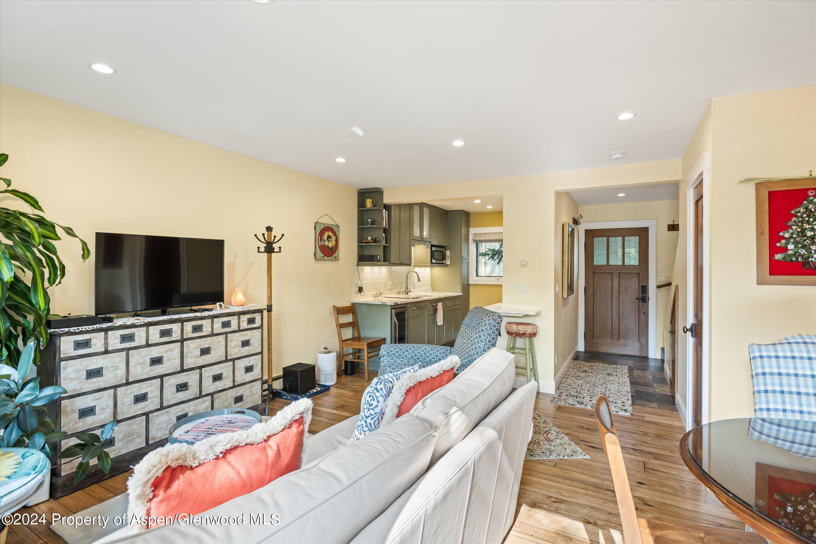 700 W Hopkins Avenue, 3
