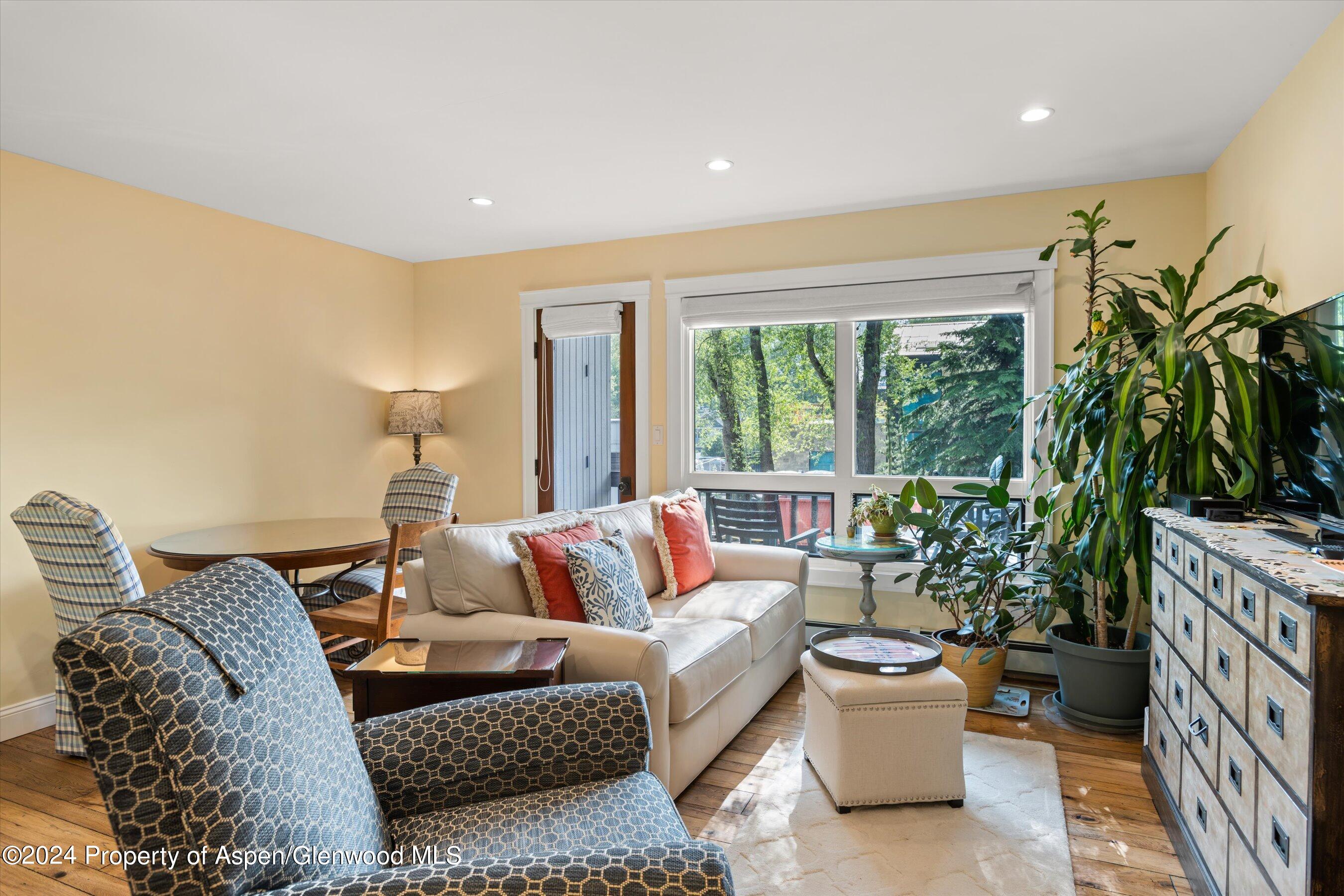 700 W Hopkins Avenue, 3