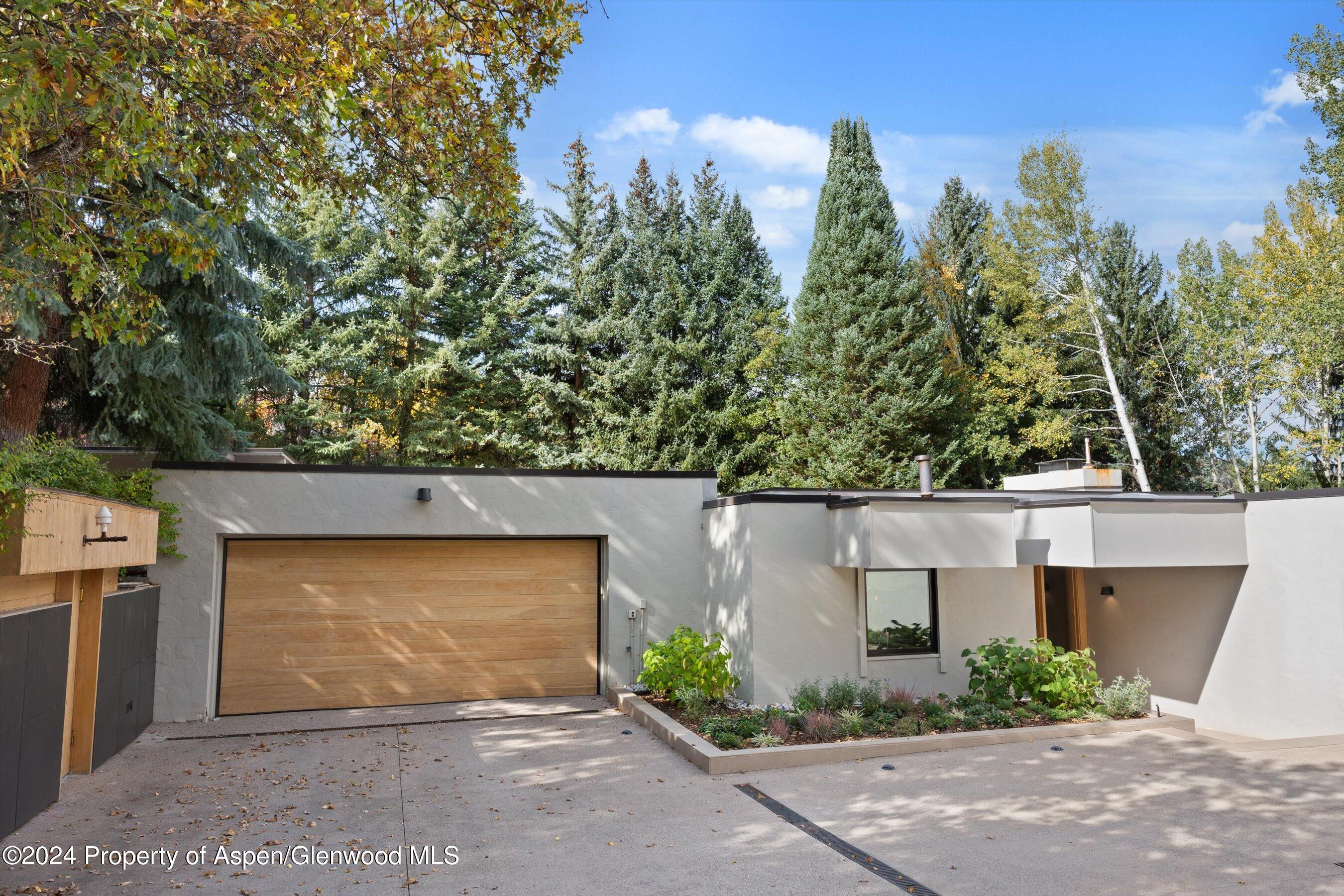 721 Meadowood Drive