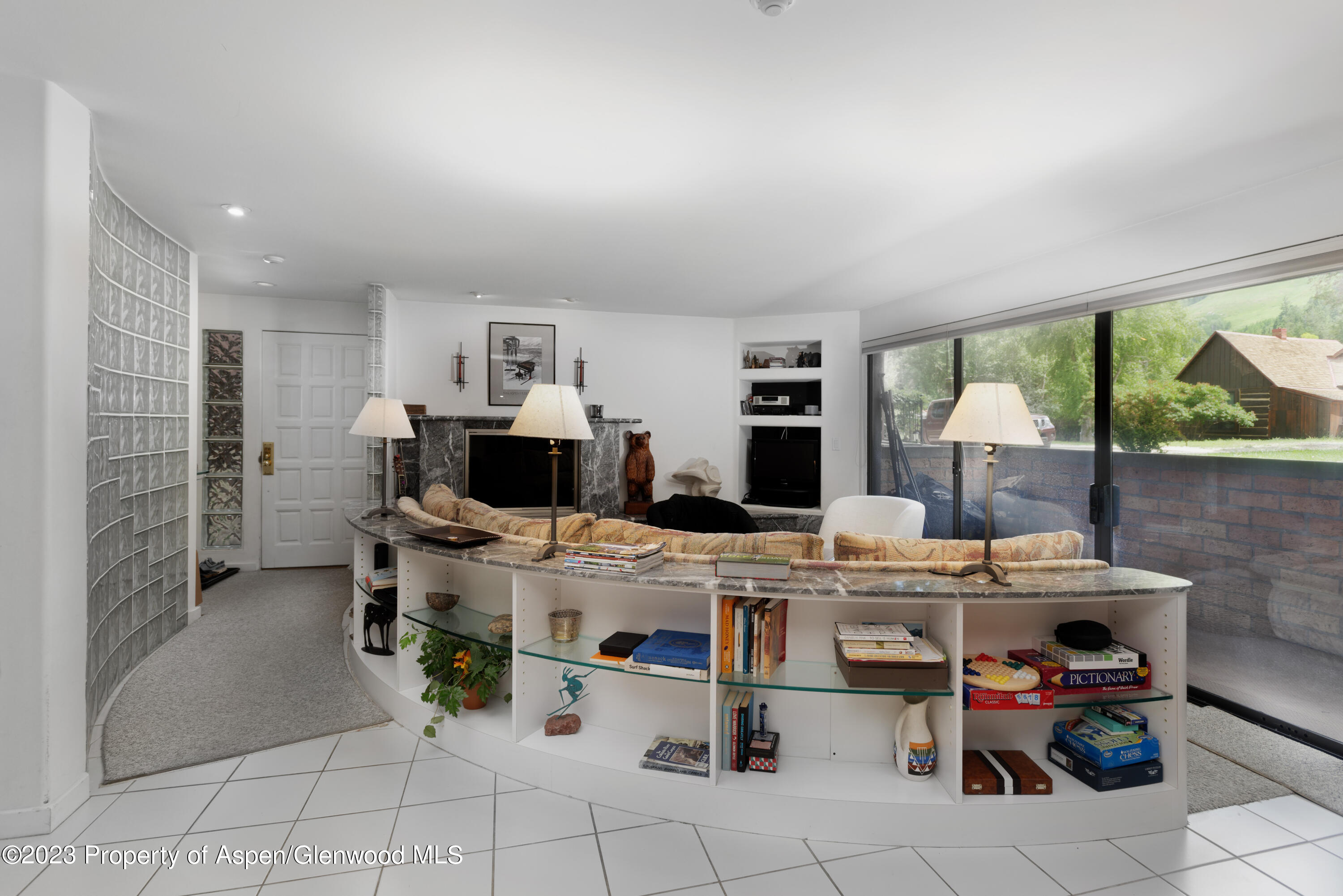 400 W Hopkins Avenue, 1