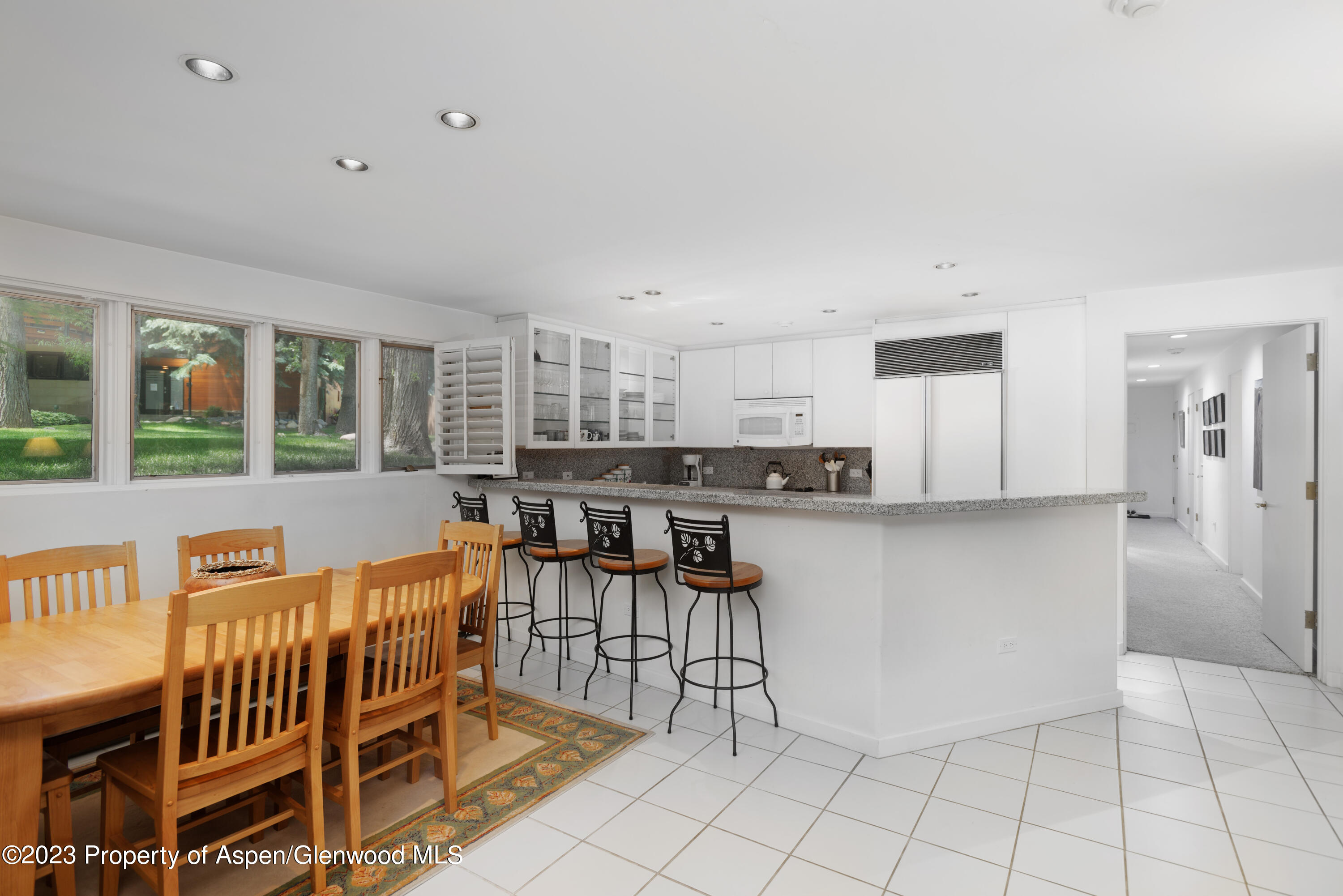 400 W Hopkins Avenue, 1