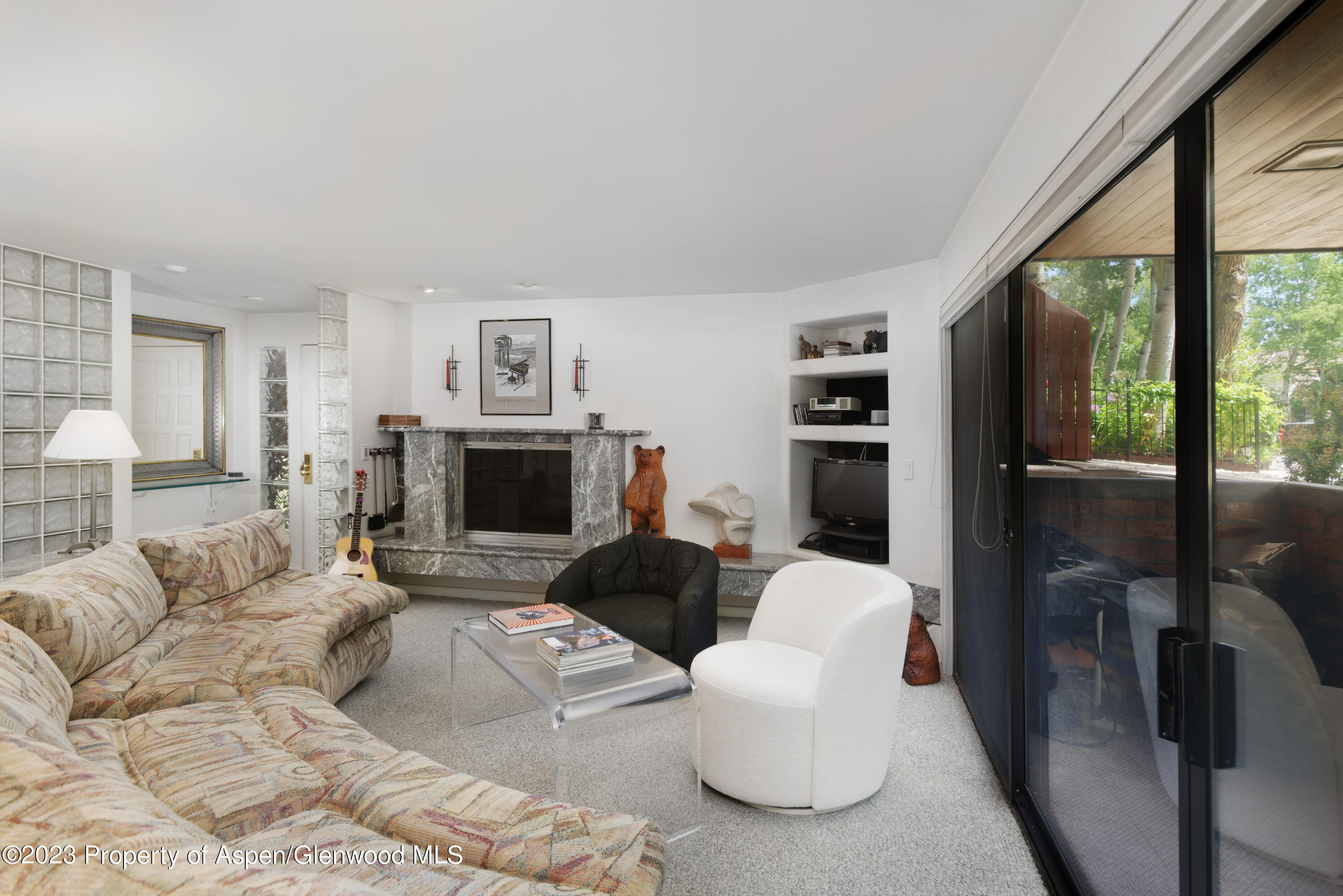 400 W Hopkins Avenue, 1
