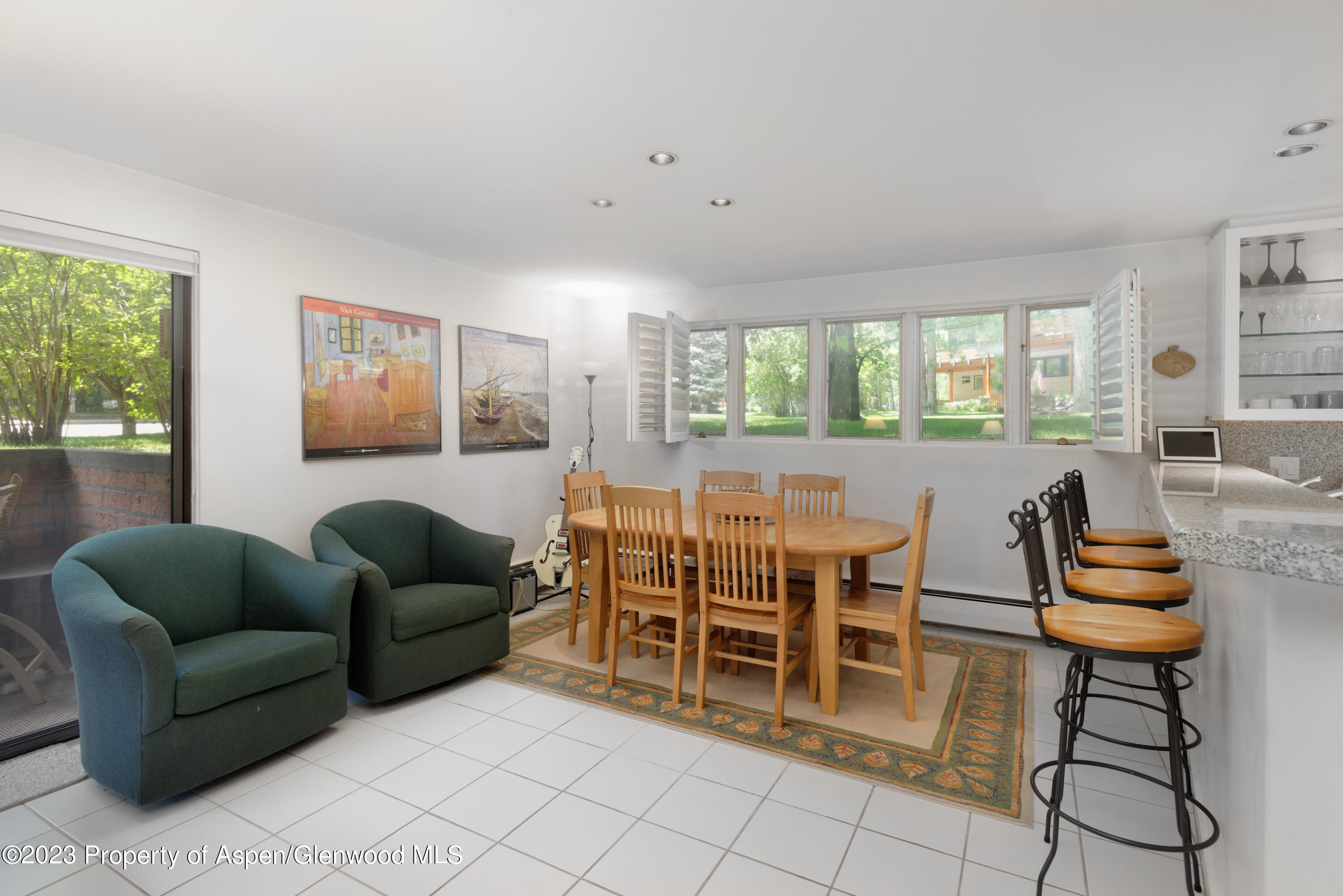 400 W Hopkins Avenue, 1