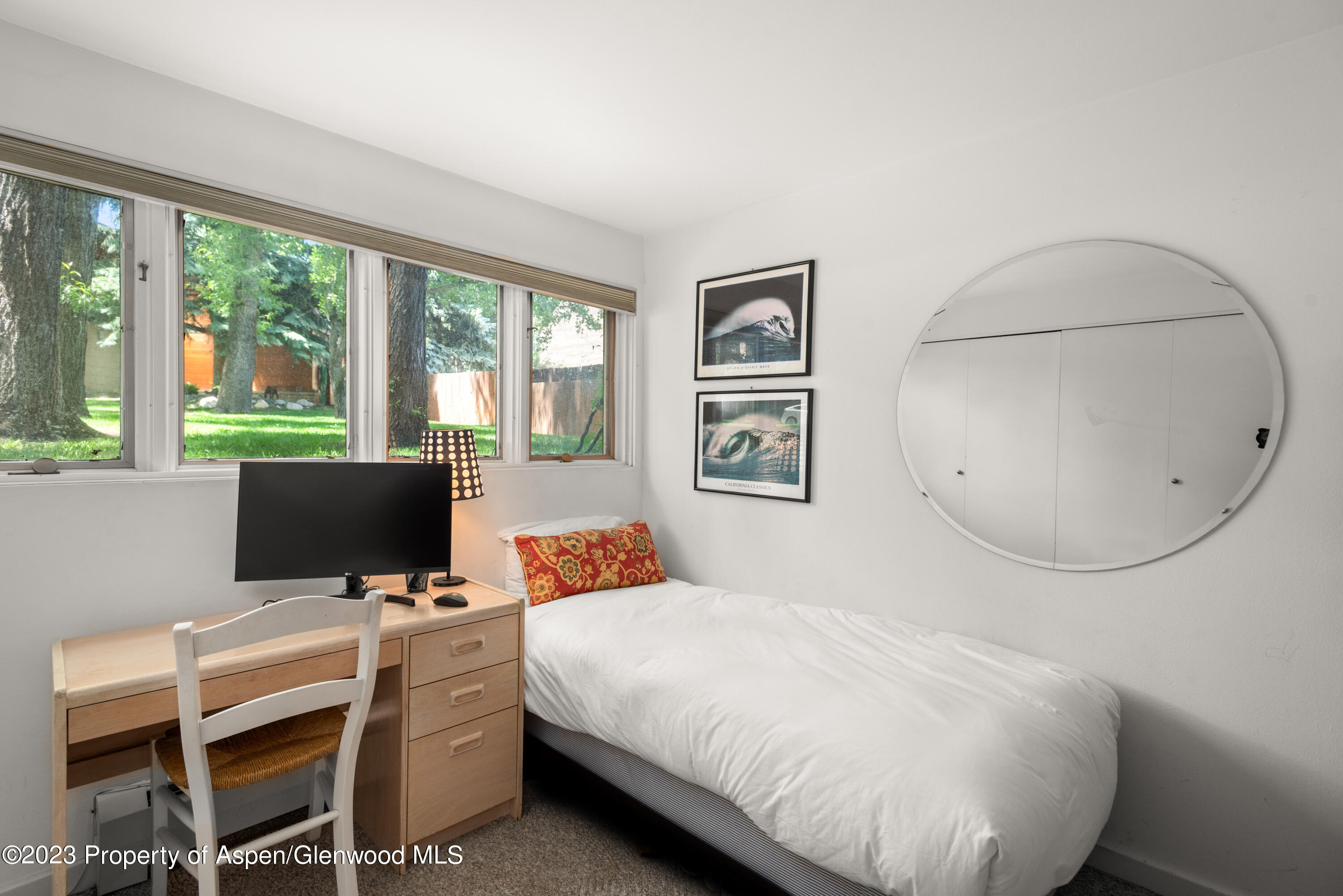 400 W Hopkins Avenue, 1
