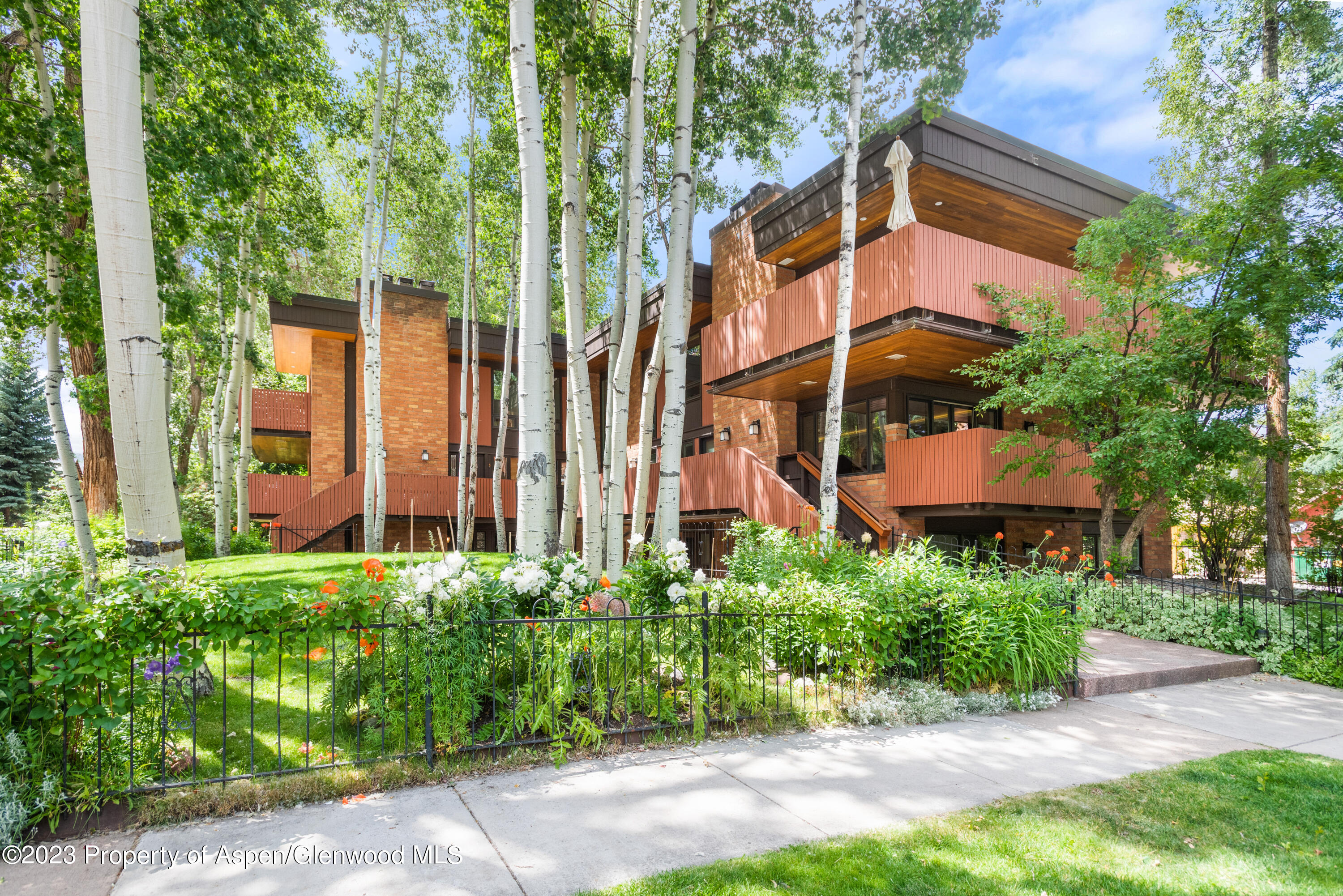 400 W Hopkins Avenue, 1