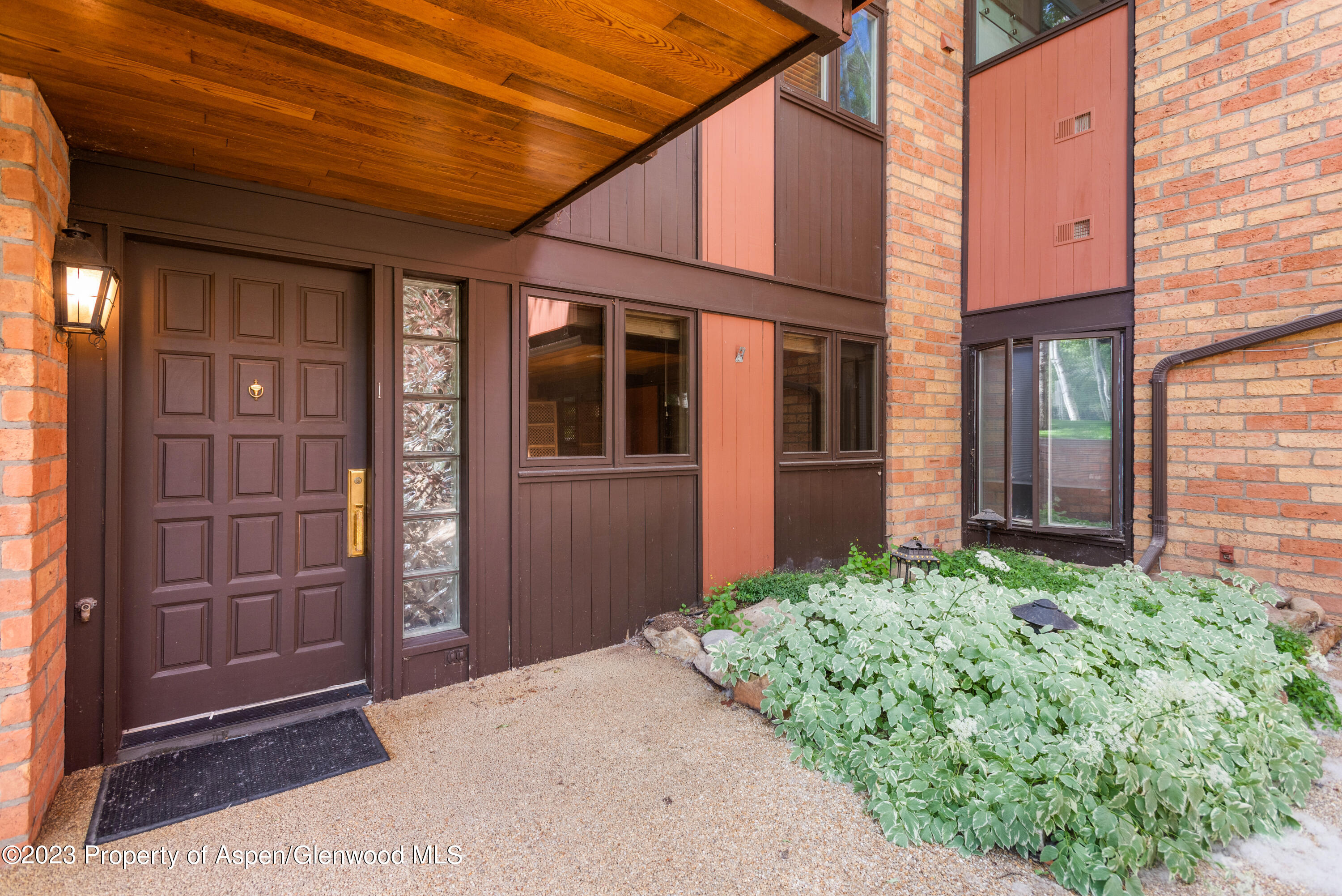 400 W Hopkins Avenue, 1