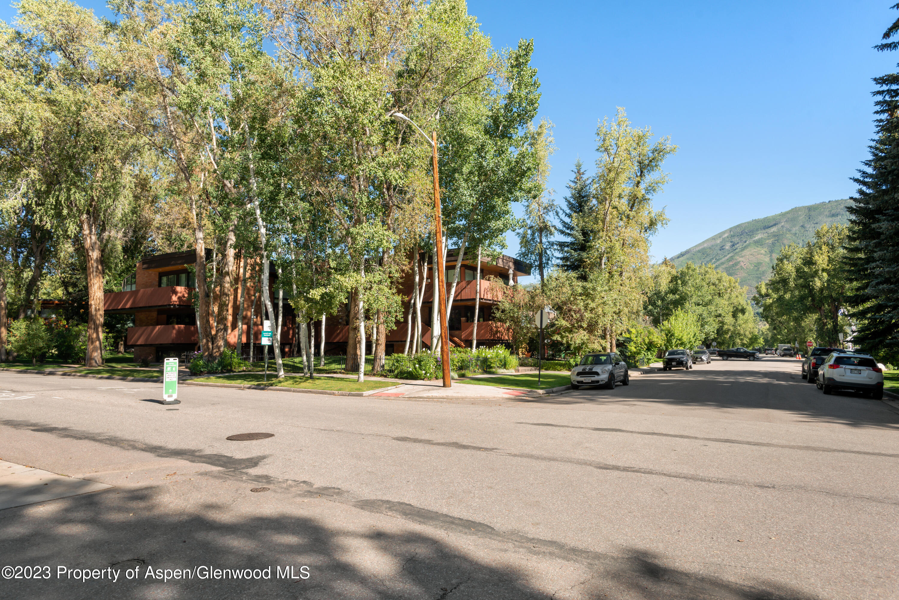 400 W Hopkins Avenue, 1
