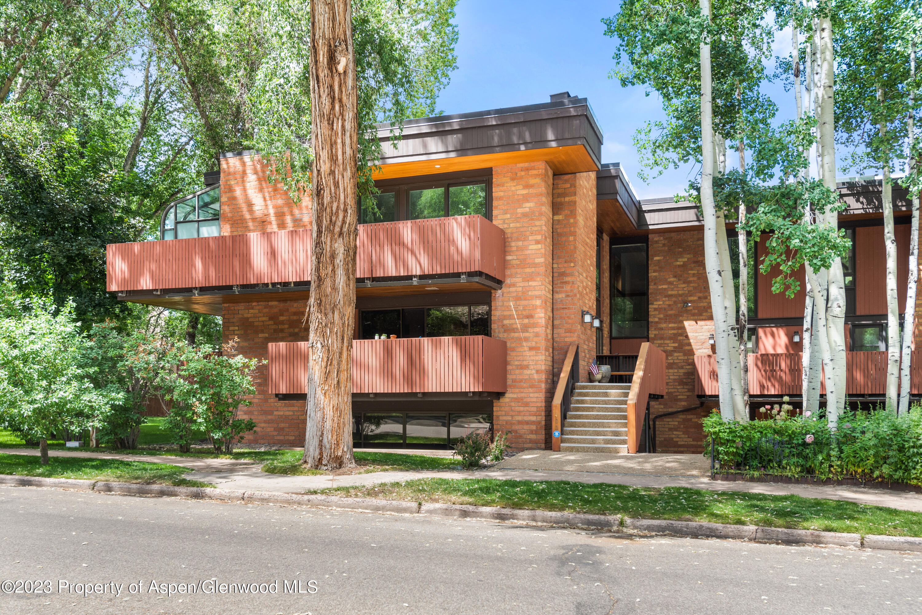 400 W Hopkins Avenue, 1