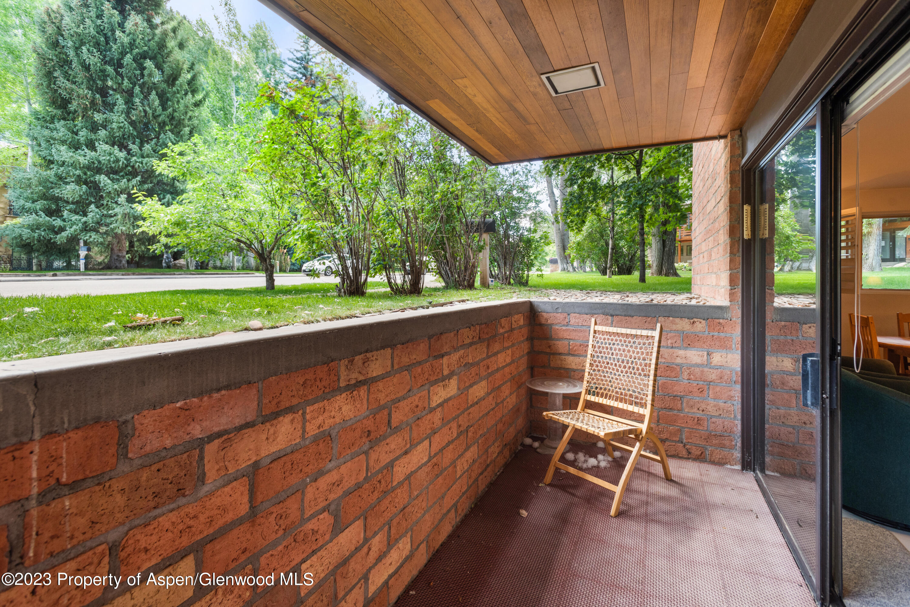 400 W Hopkins Avenue, 1