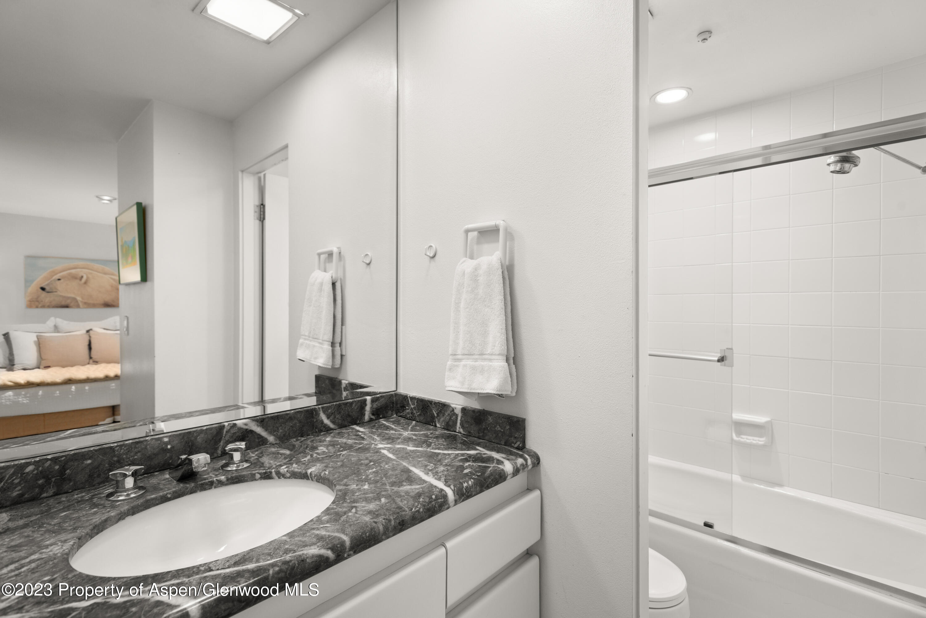 400 W Hopkins Avenue, 1