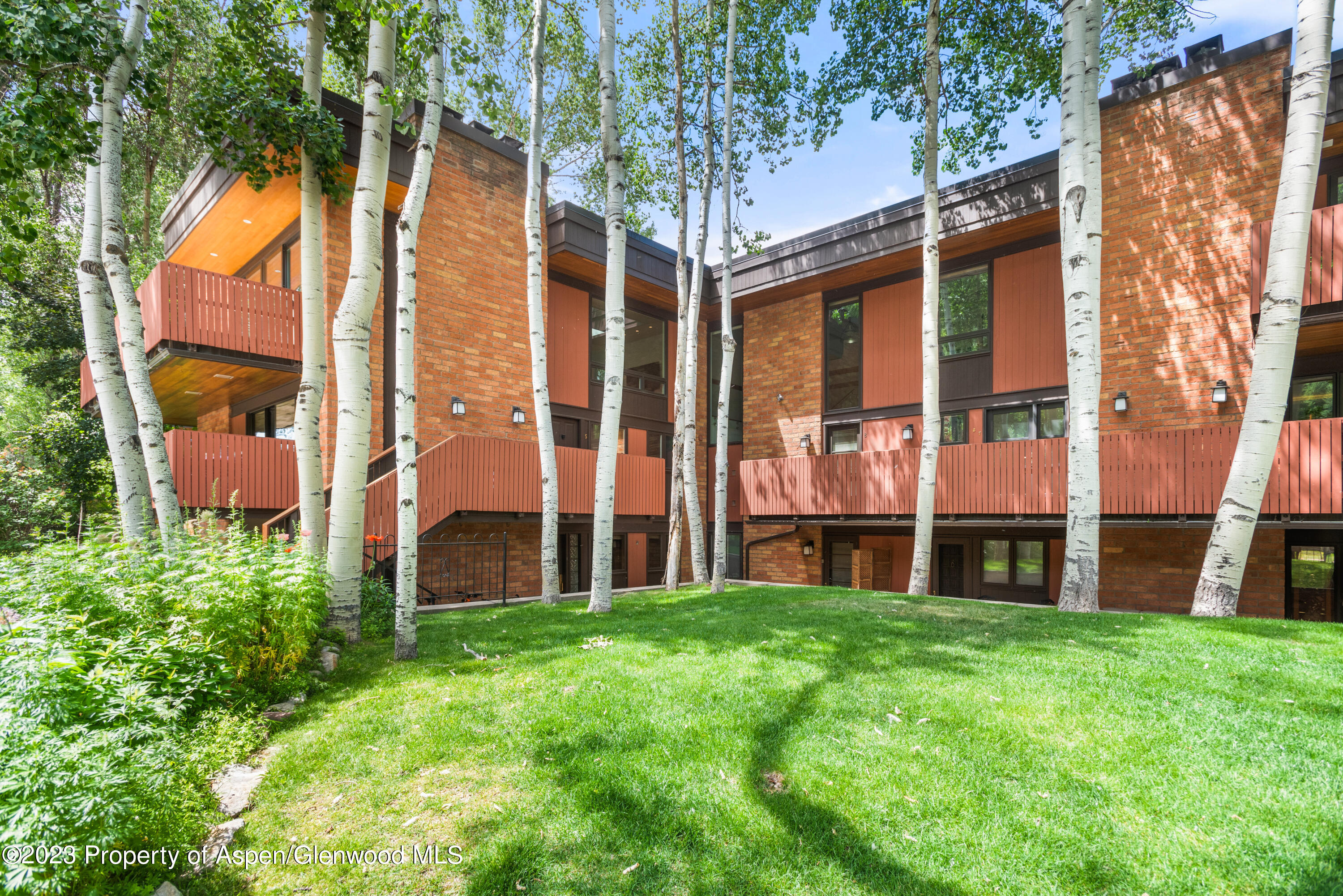 400 W Hopkins Avenue, 1