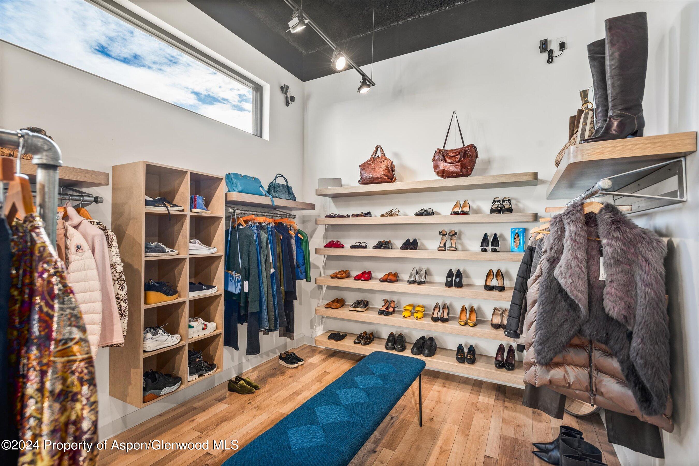 980 E Valley Road, C-500