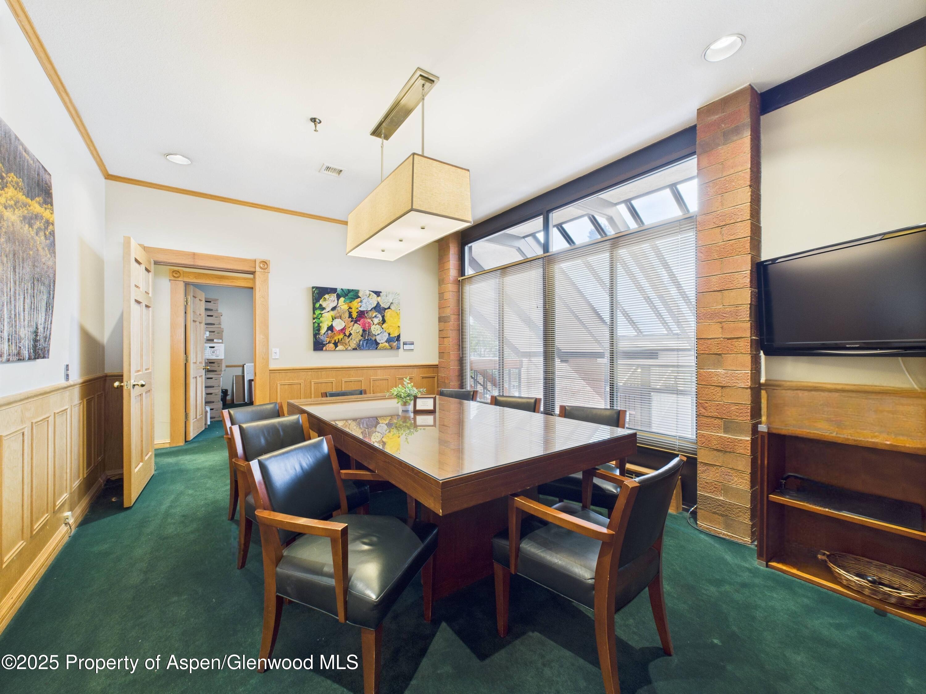 533 E Hopkins Avenue, 201
