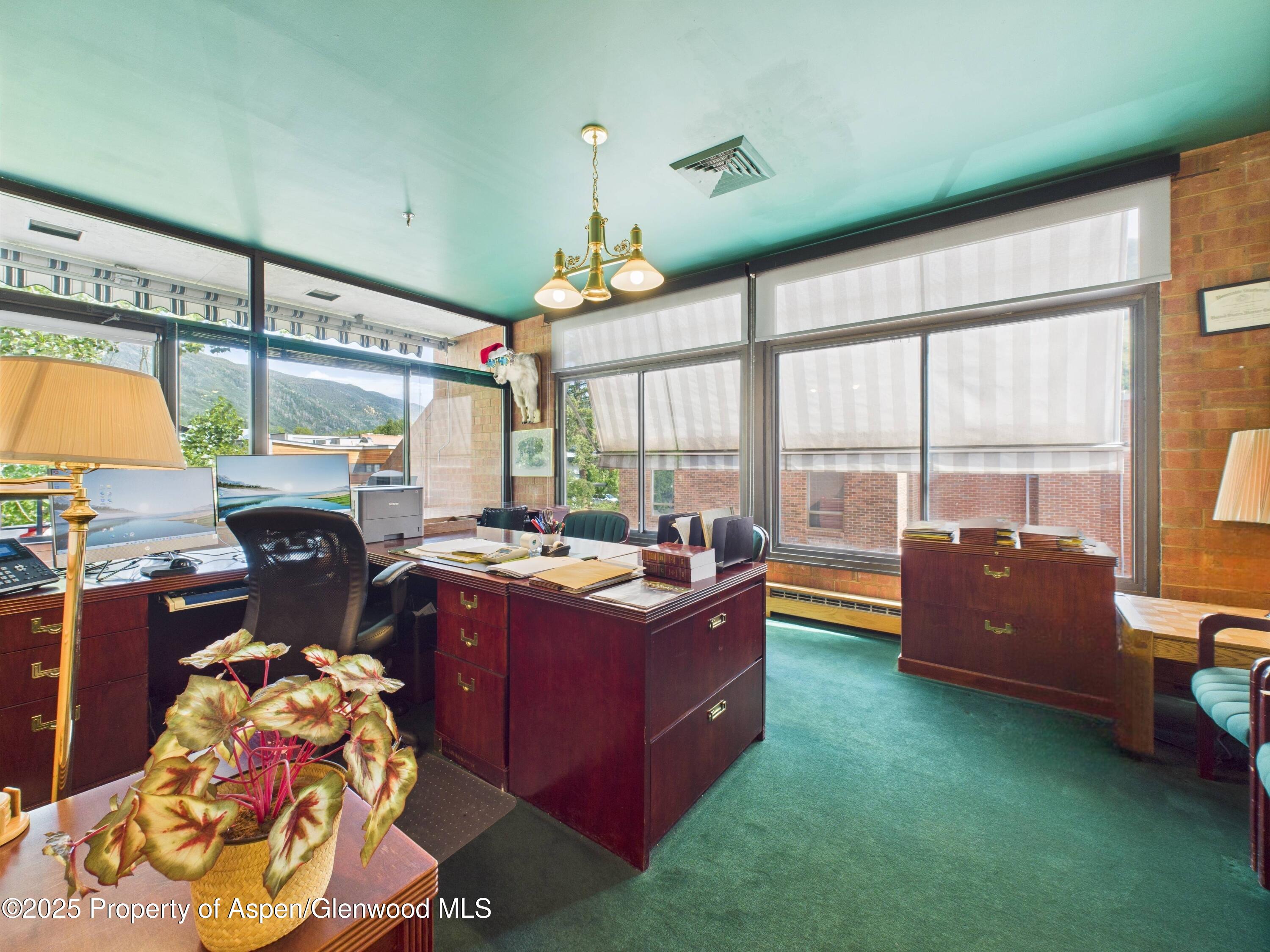 533 E Hopkins Avenue, 201