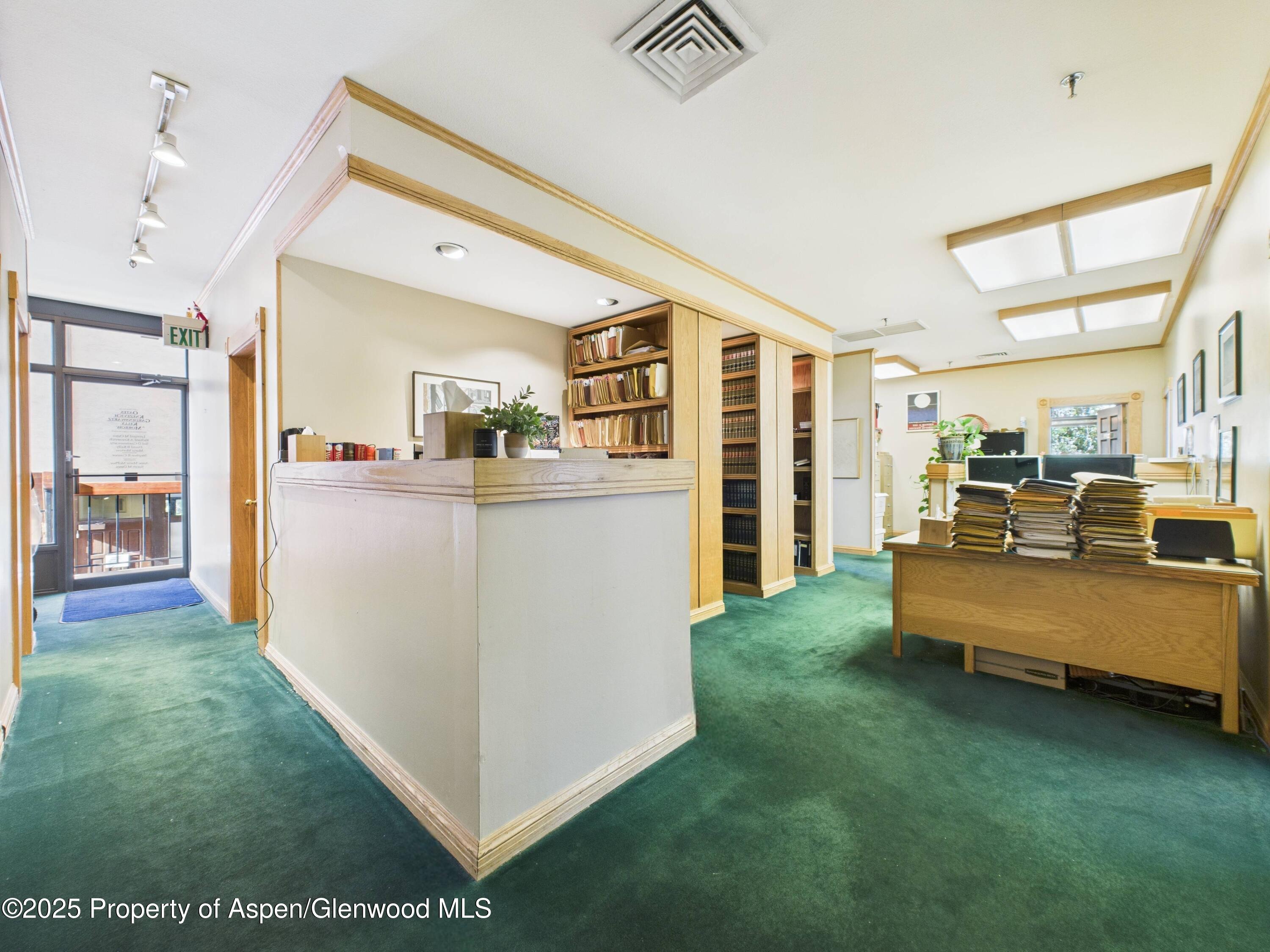 533 E Hopkins Avenue, 201