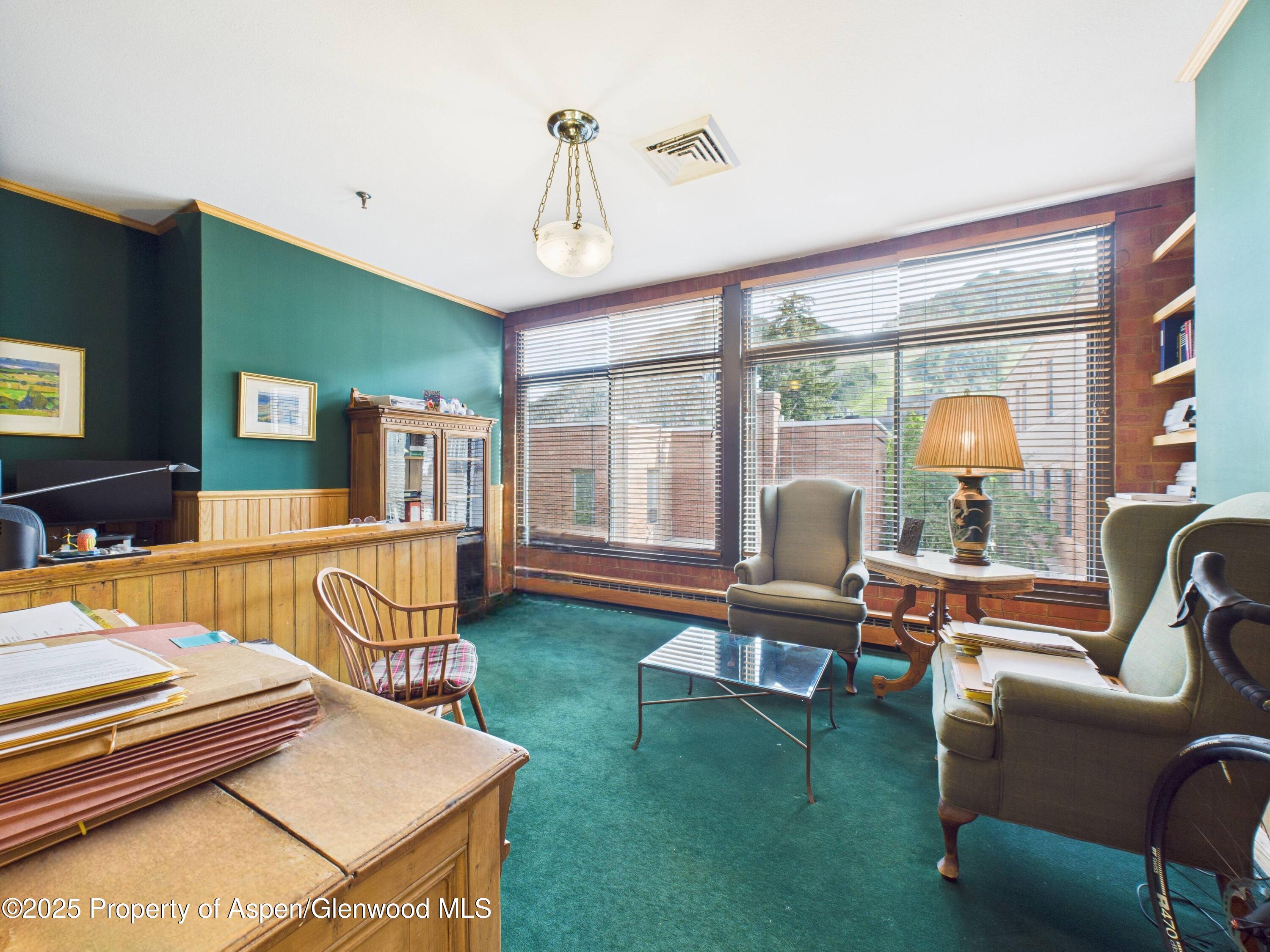 533 E Hopkins Avenue, 201